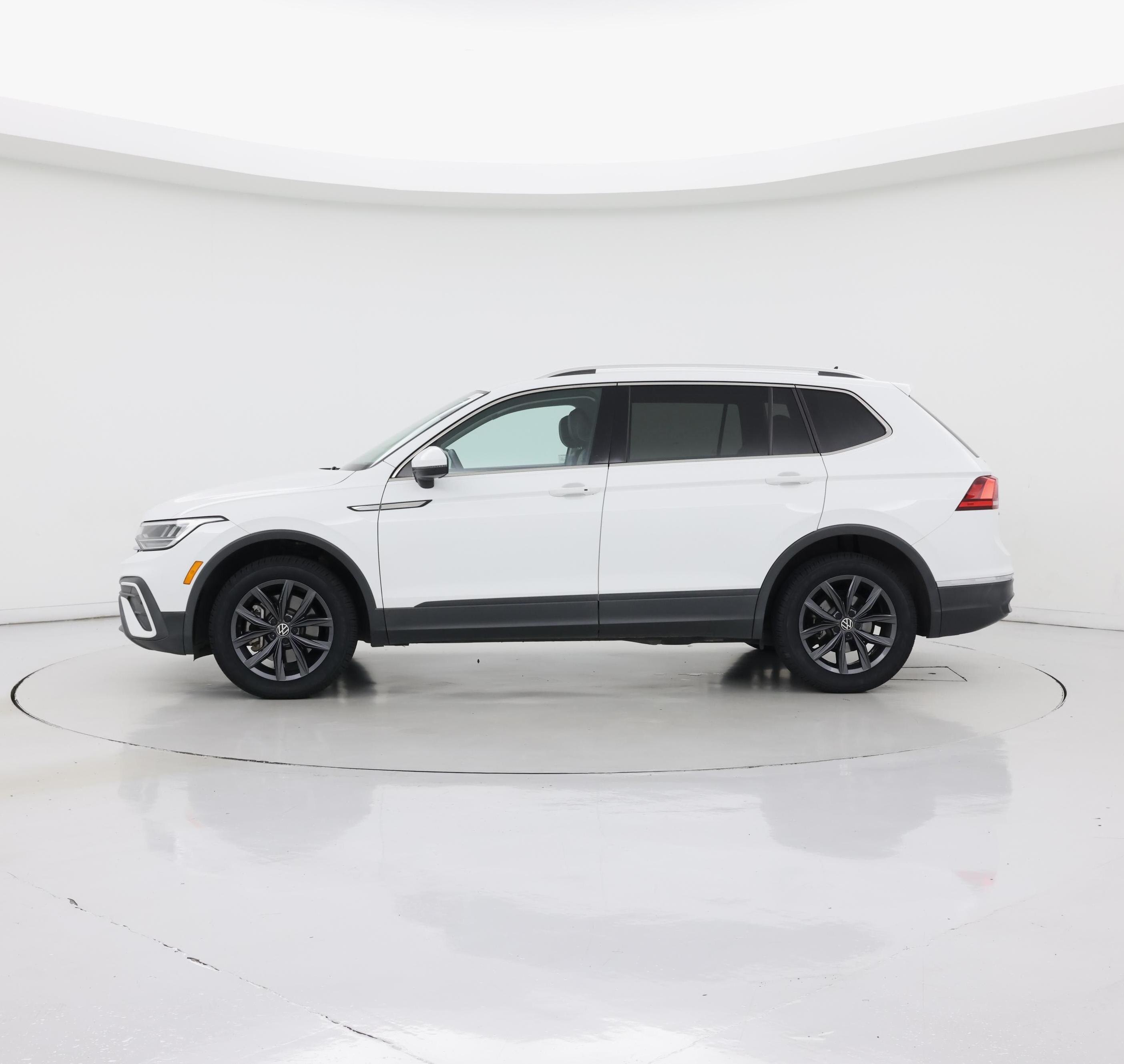 Thumbnail: 2022 Volkswagen Tiguan - 3