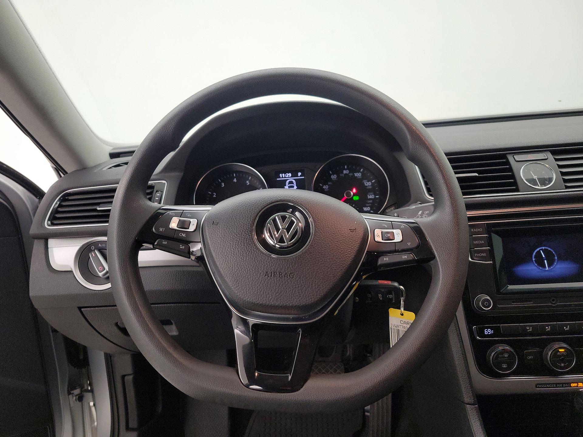 Thumbnail: 2017 Volkswagen Passat - 10