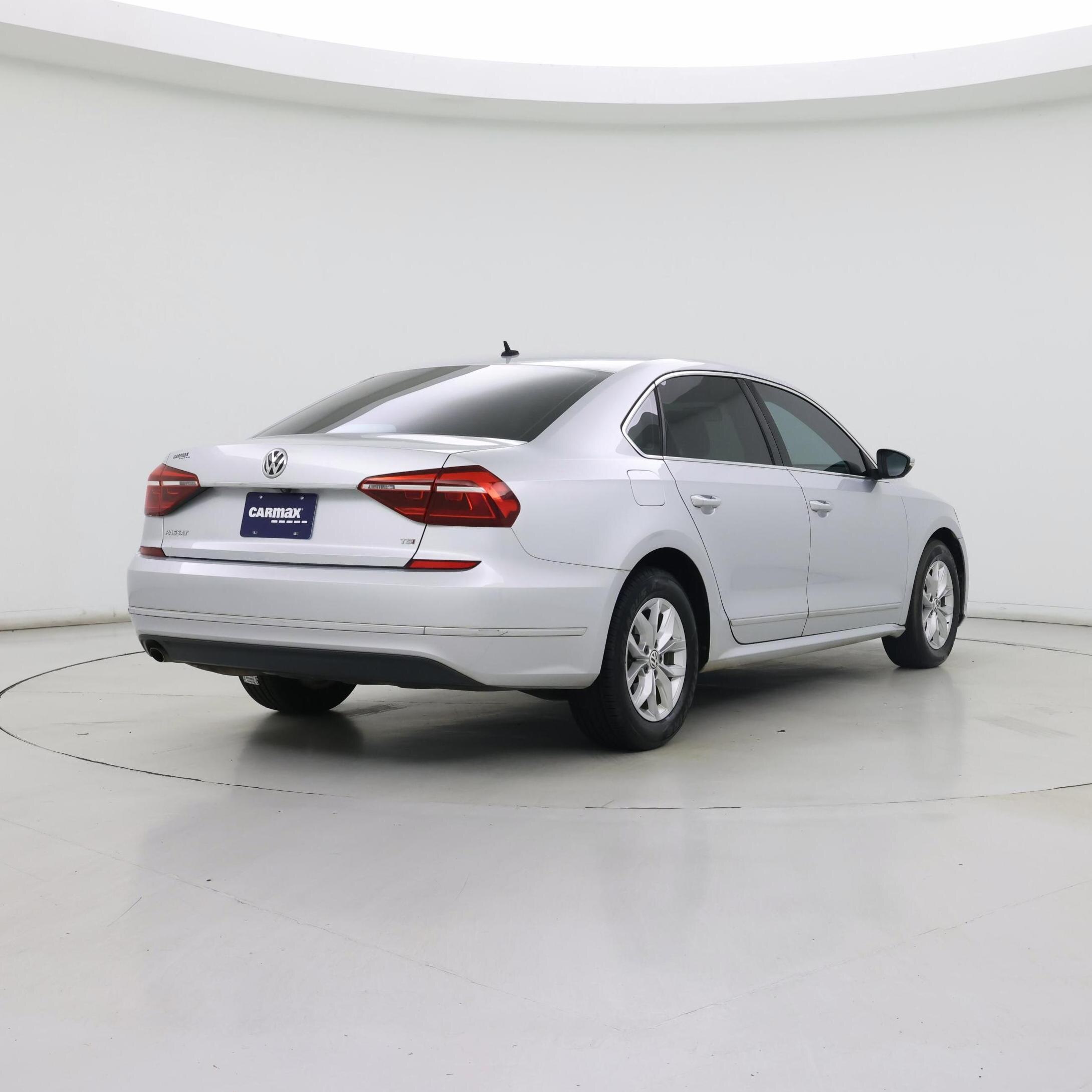 Thumbnail: 2017 Volkswagen Passat - 8