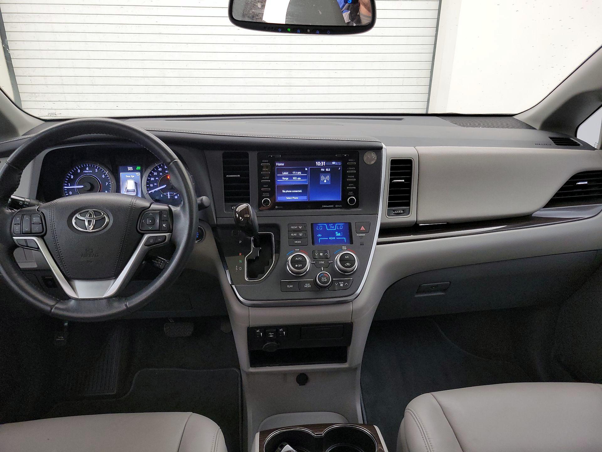 Thumbnail: 2019 Toyota Sienna - 9