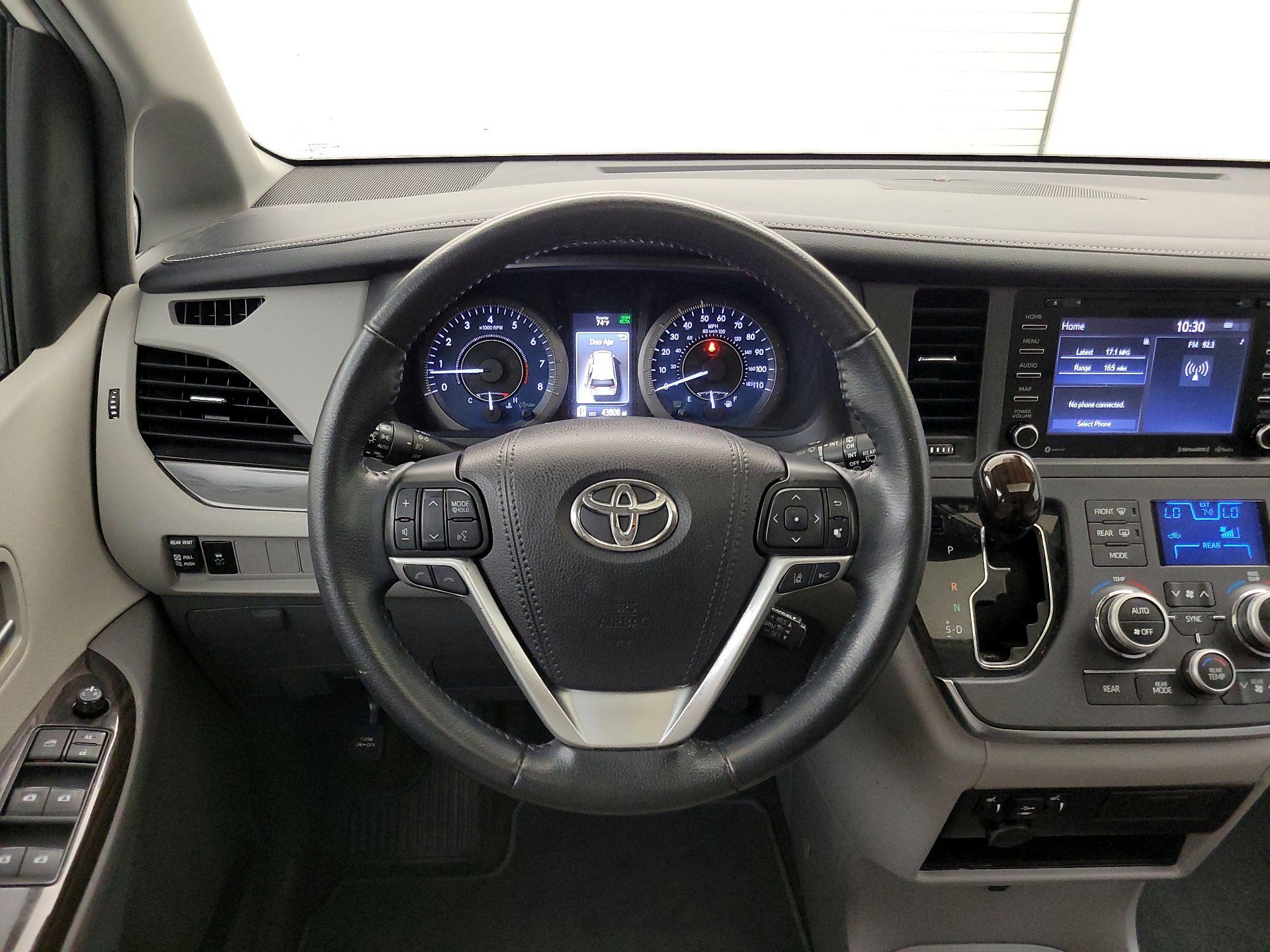 Thumbnail: 2019 Toyota Sienna - 10