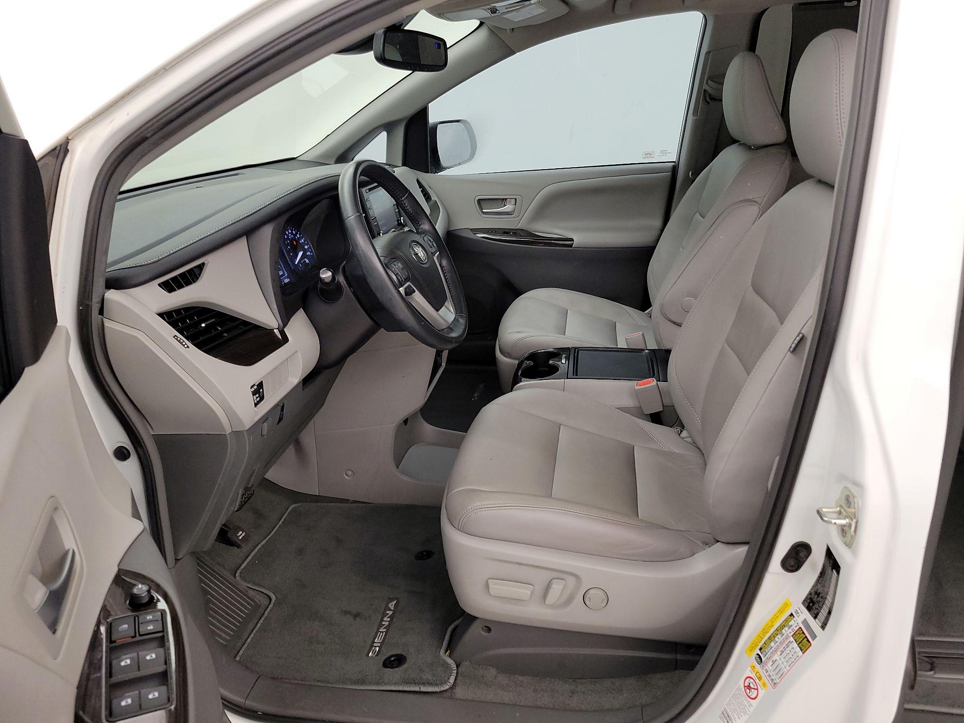 Thumbnail: 2019 Toyota Sienna - 11