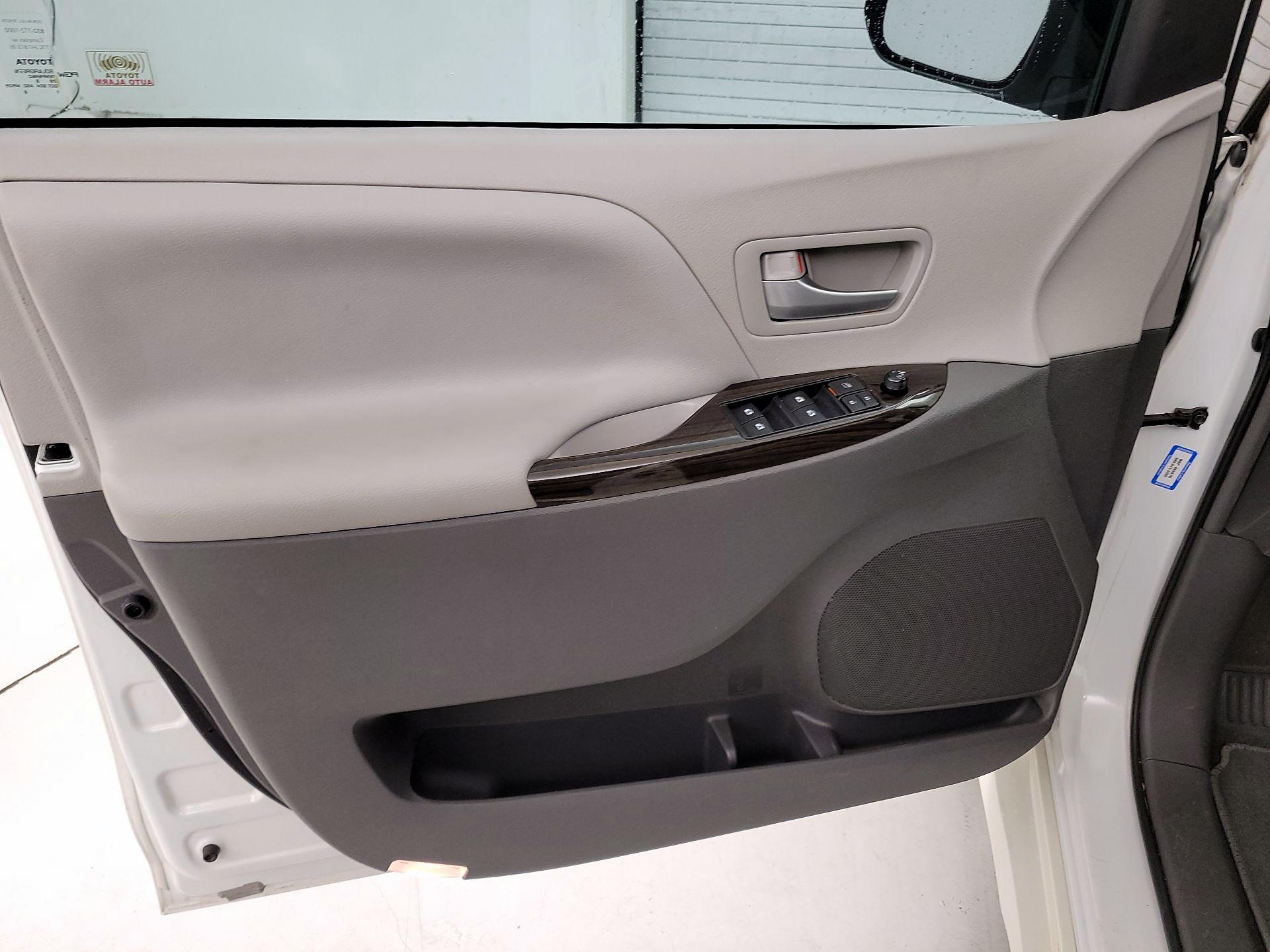 Thumbnail: 2019 Toyota Sienna - 12
