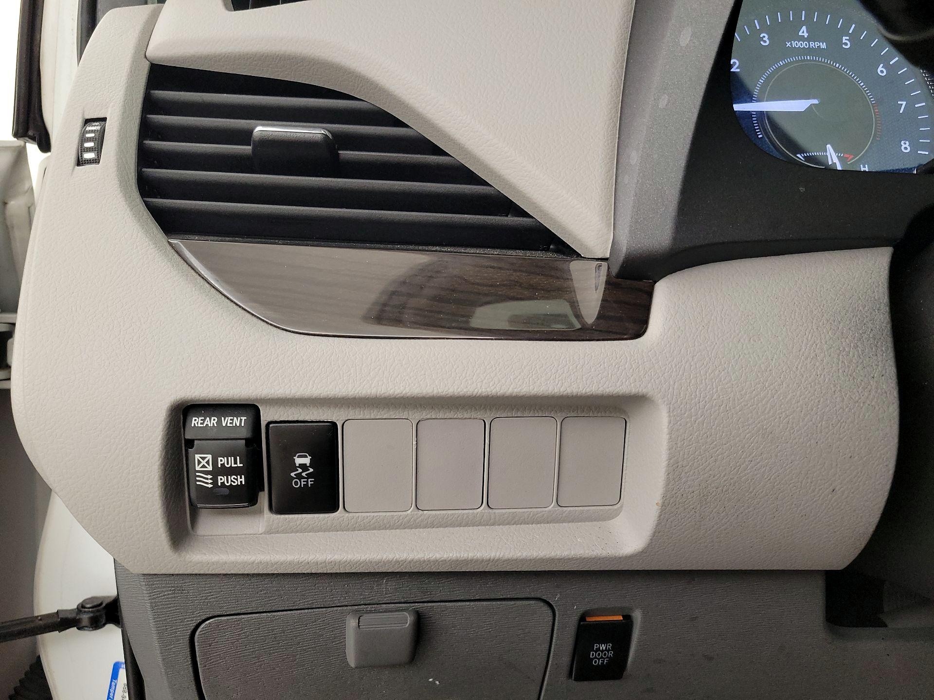 Thumbnail: 2019 Toyota Sienna - 13
