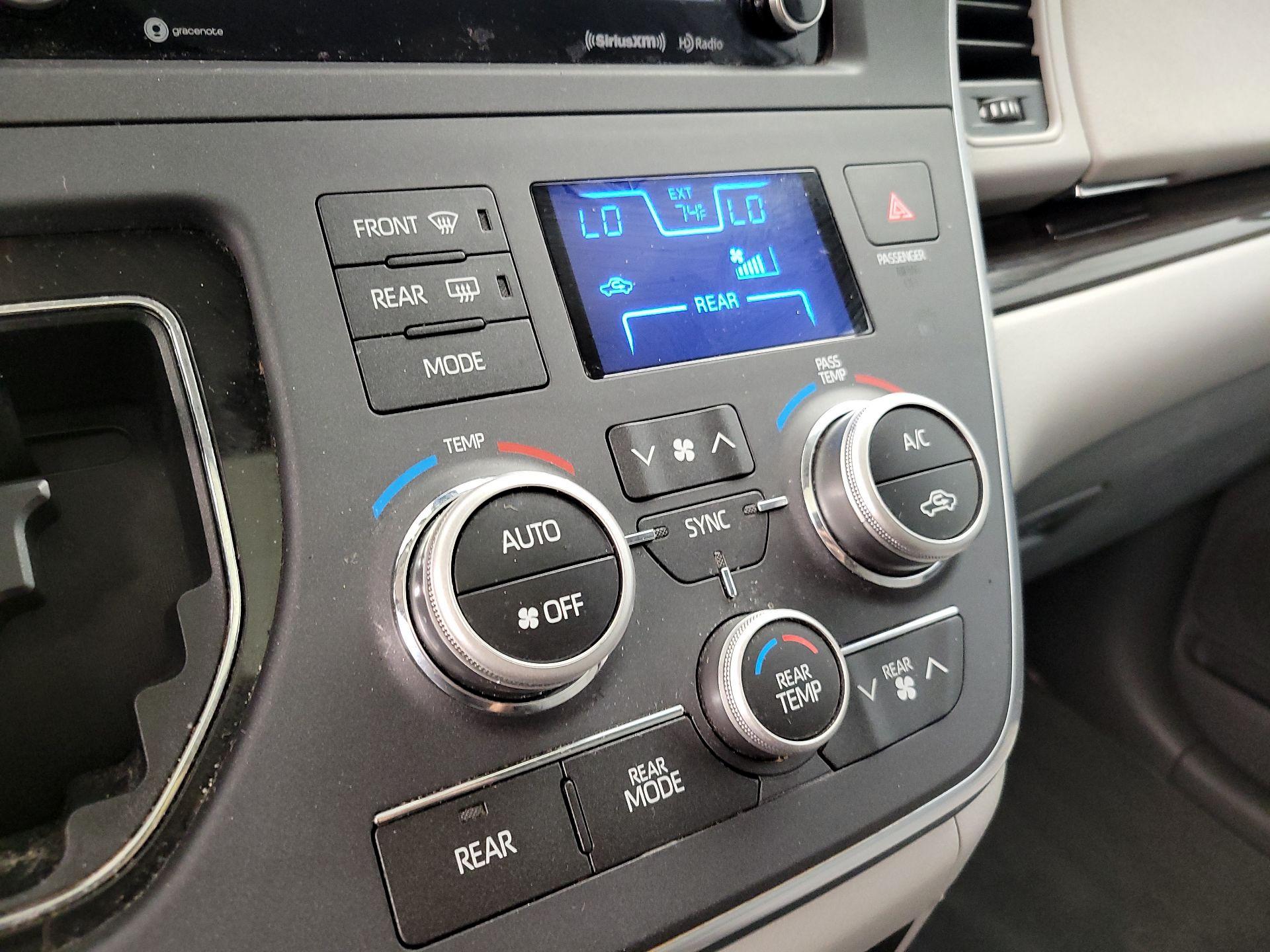 Thumbnail: 2019 Toyota Sienna - 16