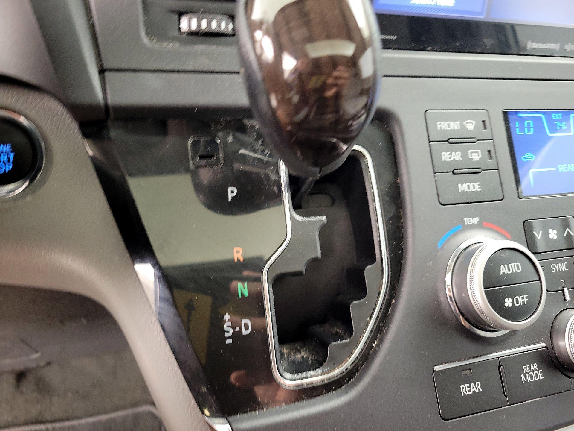 Thumbnail: 2019 Toyota Sienna - 17