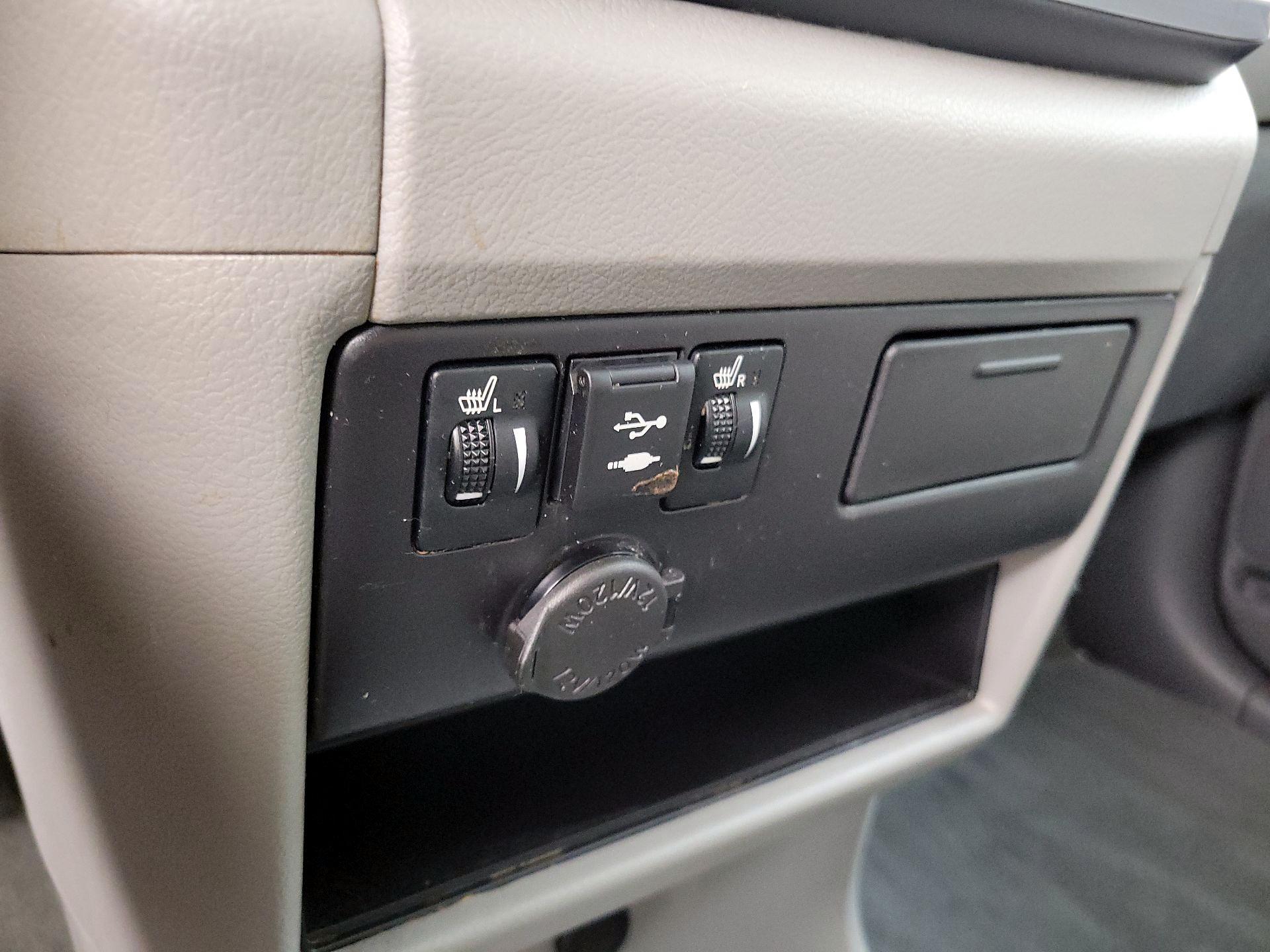 Thumbnail: 2019 Toyota Sienna - 18