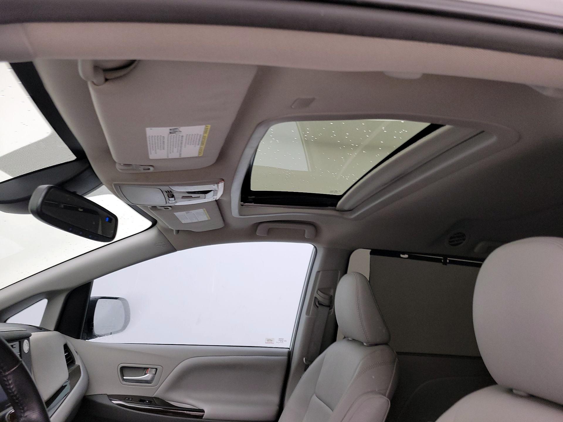 Thumbnail: 2019 Toyota Sienna - 19
