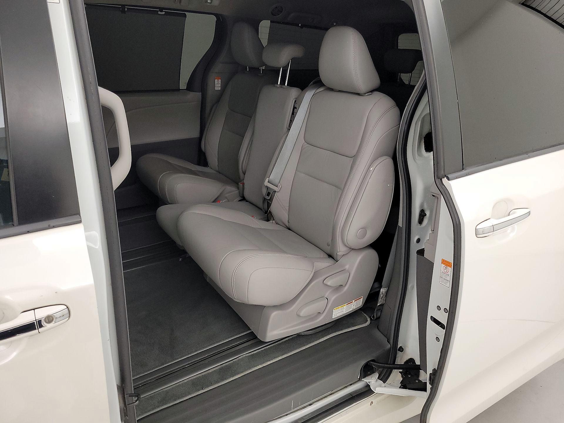 Thumbnail: 2019 Toyota Sienna - 20