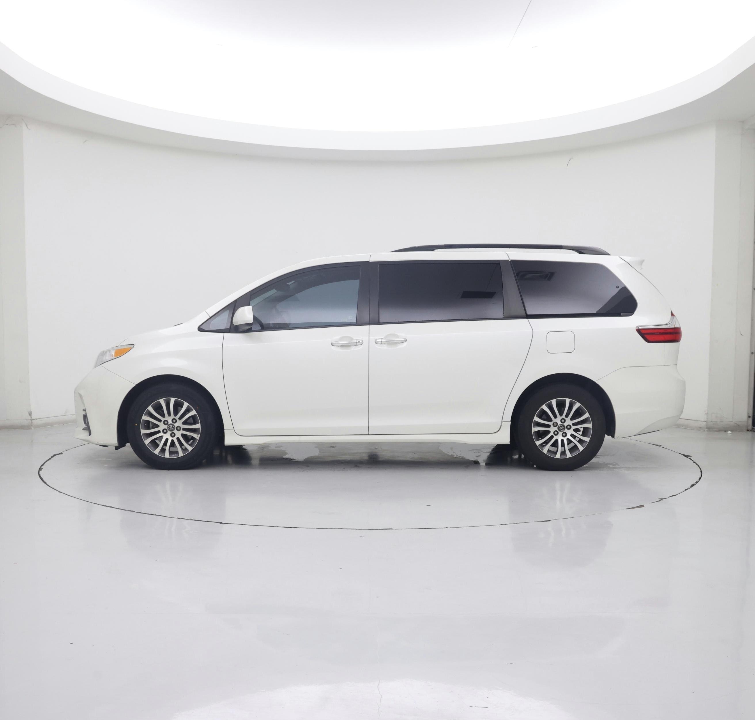 Thumbnail: 2019 Toyota Sienna - 3