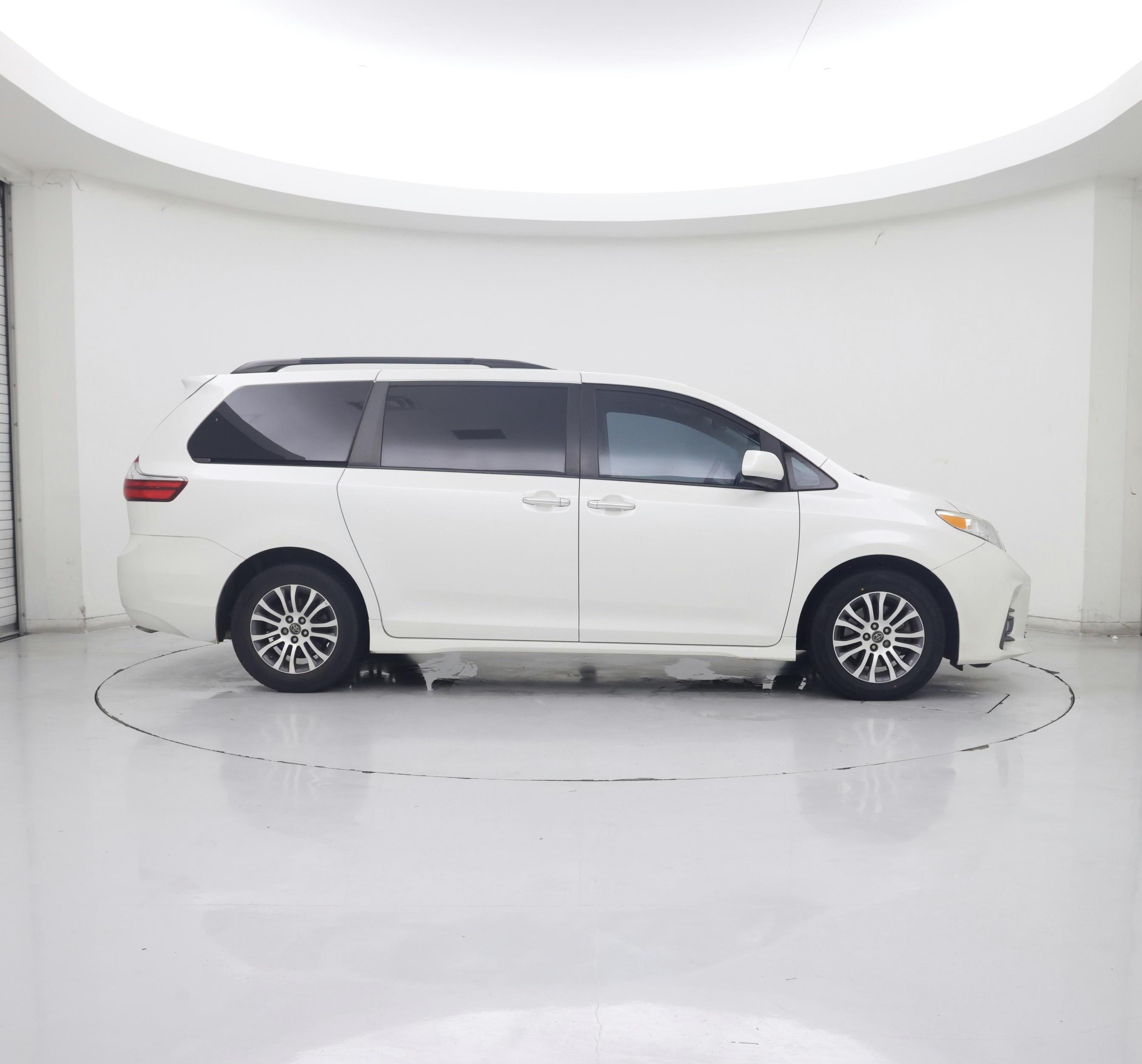 Thumbnail: 2019 Toyota Sienna - 7