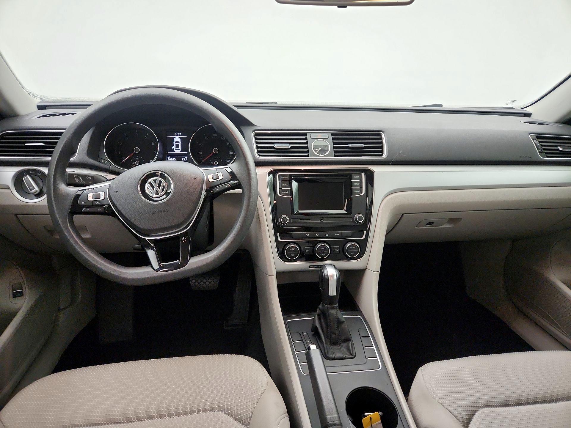 Thumbnail: 2016 Volkswagen Passat - 9