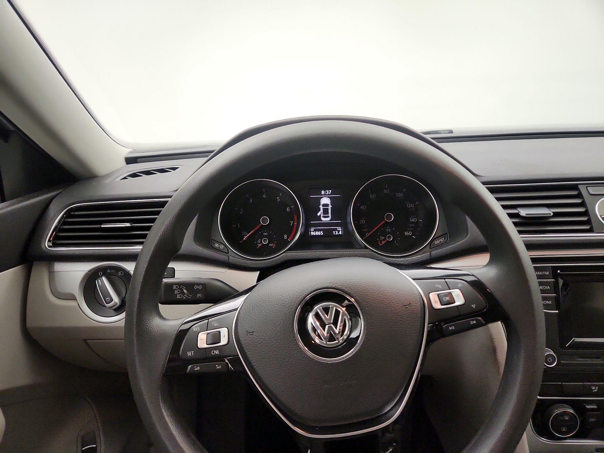 Thumbnail: 2016 Volkswagen Passat - 10
