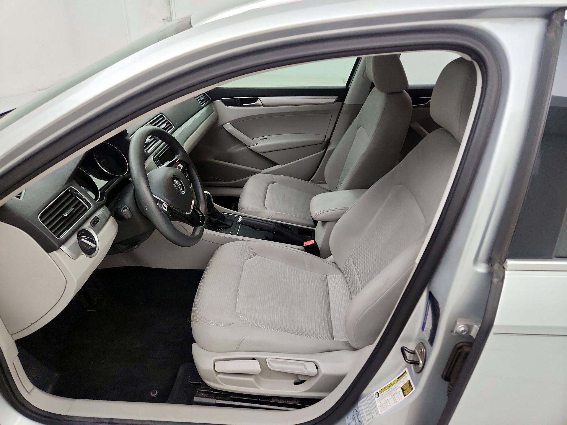 Thumbnail: 2016 Volkswagen Passat - 11
