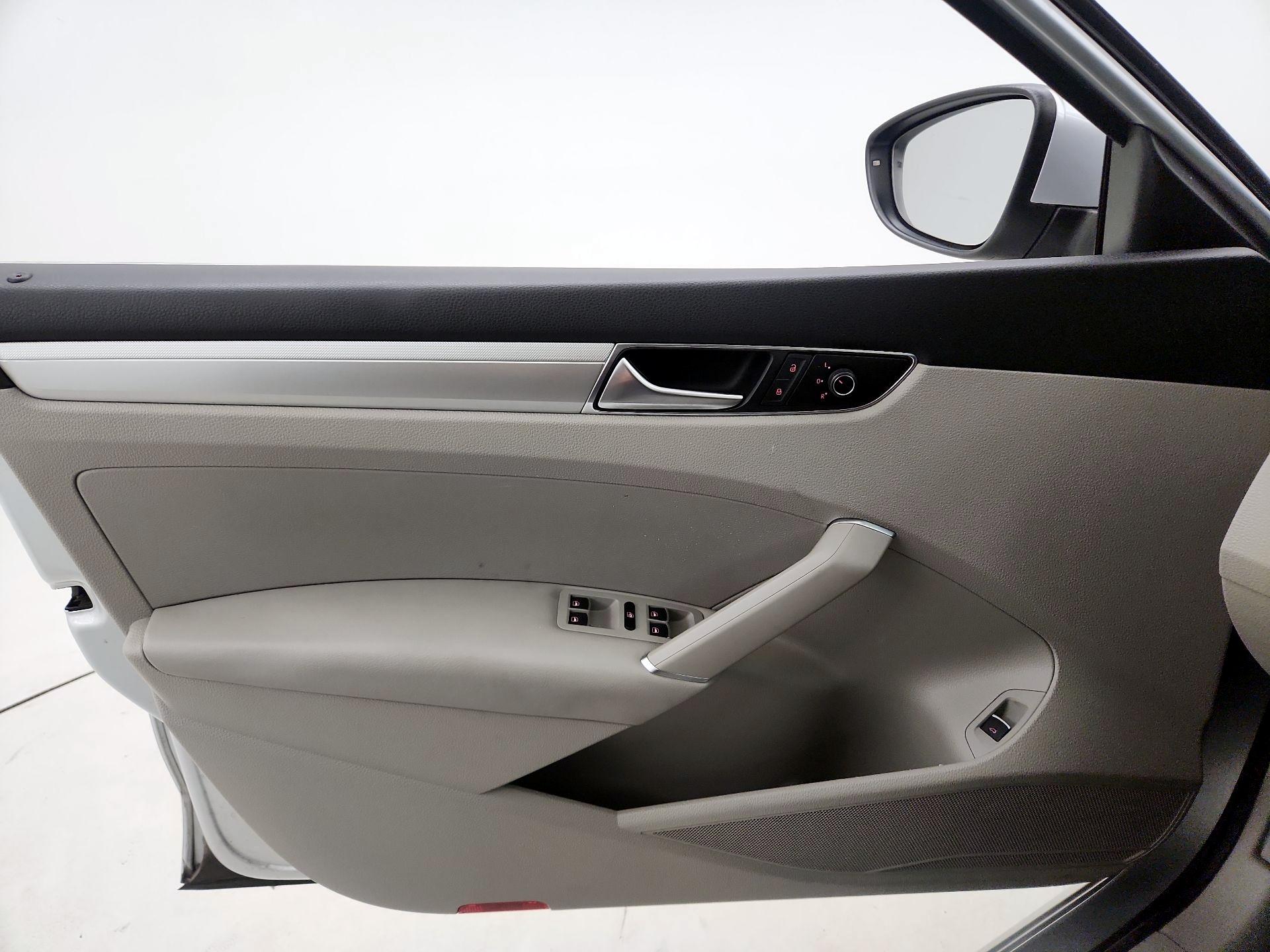 Thumbnail: 2016 Volkswagen Passat - 12