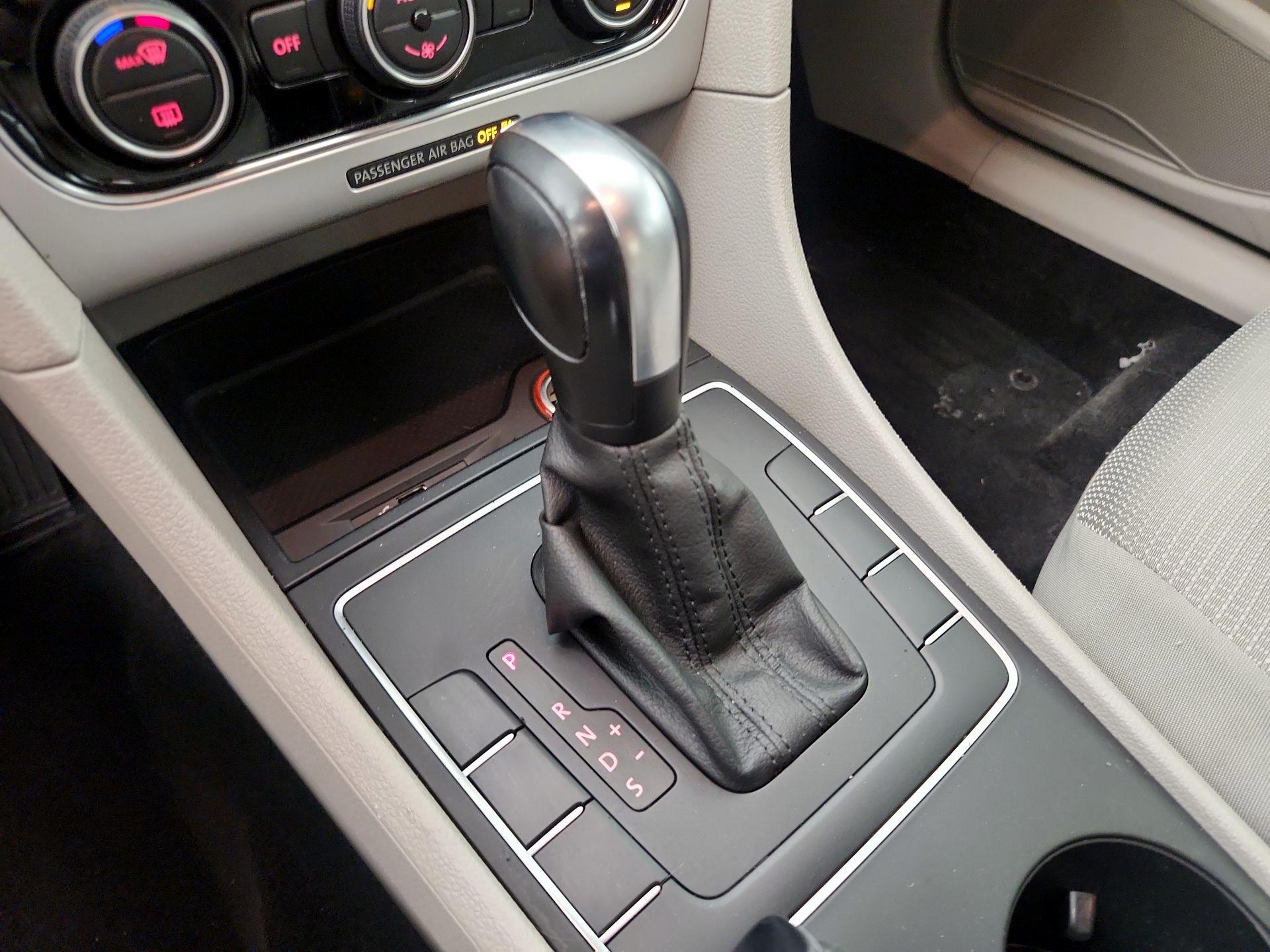 Thumbnail: 2016 Volkswagen Passat - 17