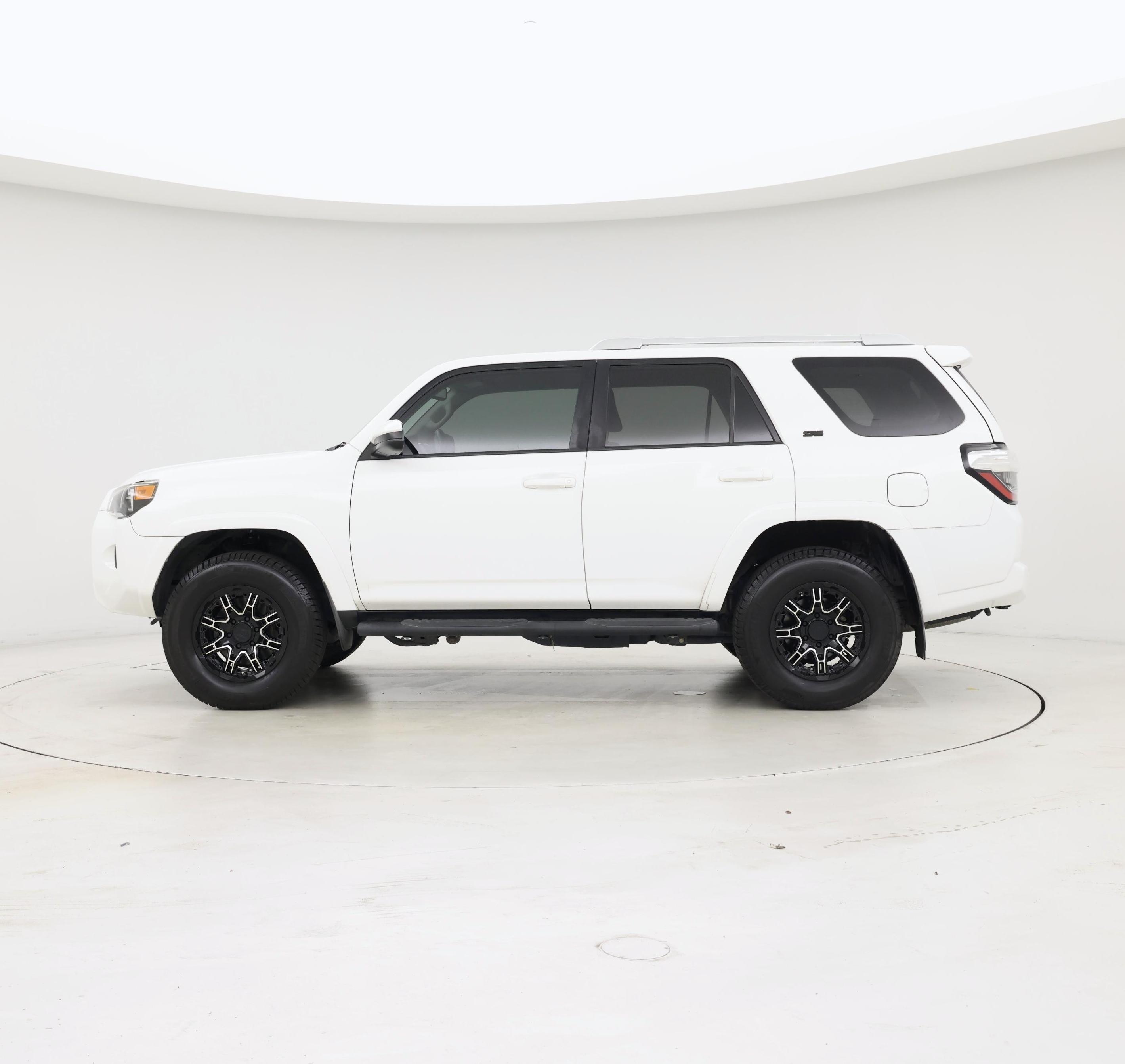 Thumbnail: 2017 Toyota 4Runner - 3