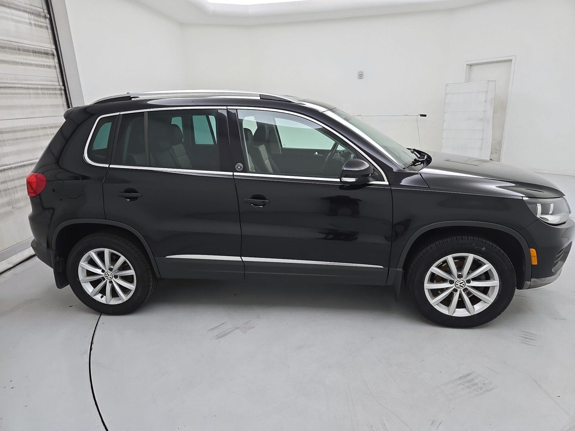 Thumbnail: 2017 Volkswagen Tiguan - 4