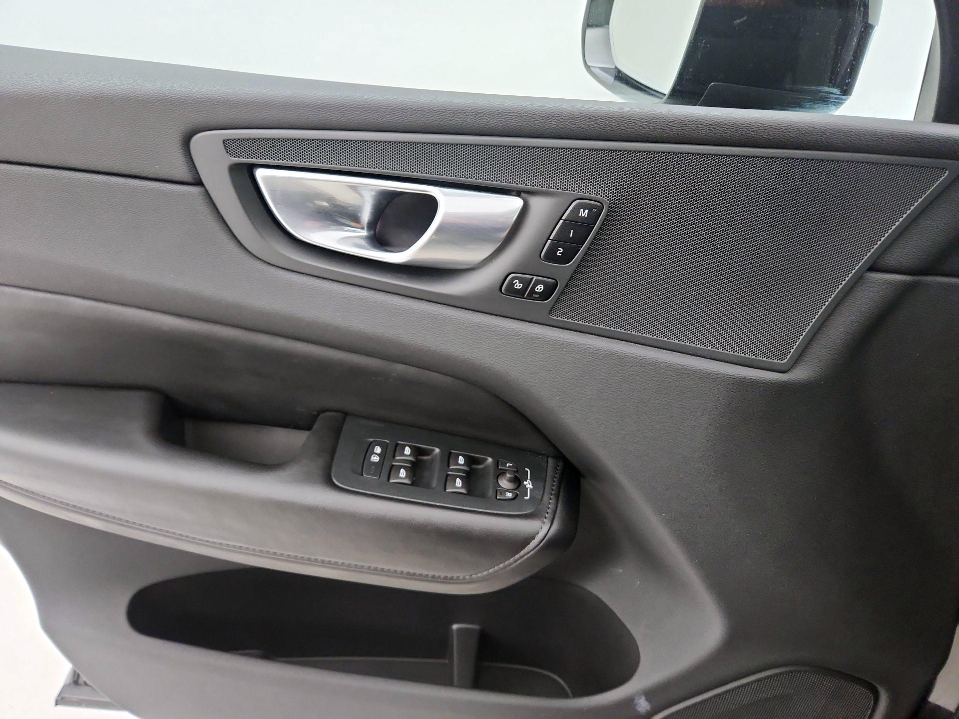 Thumbnail: 2025 Volvo XC60 - 12
