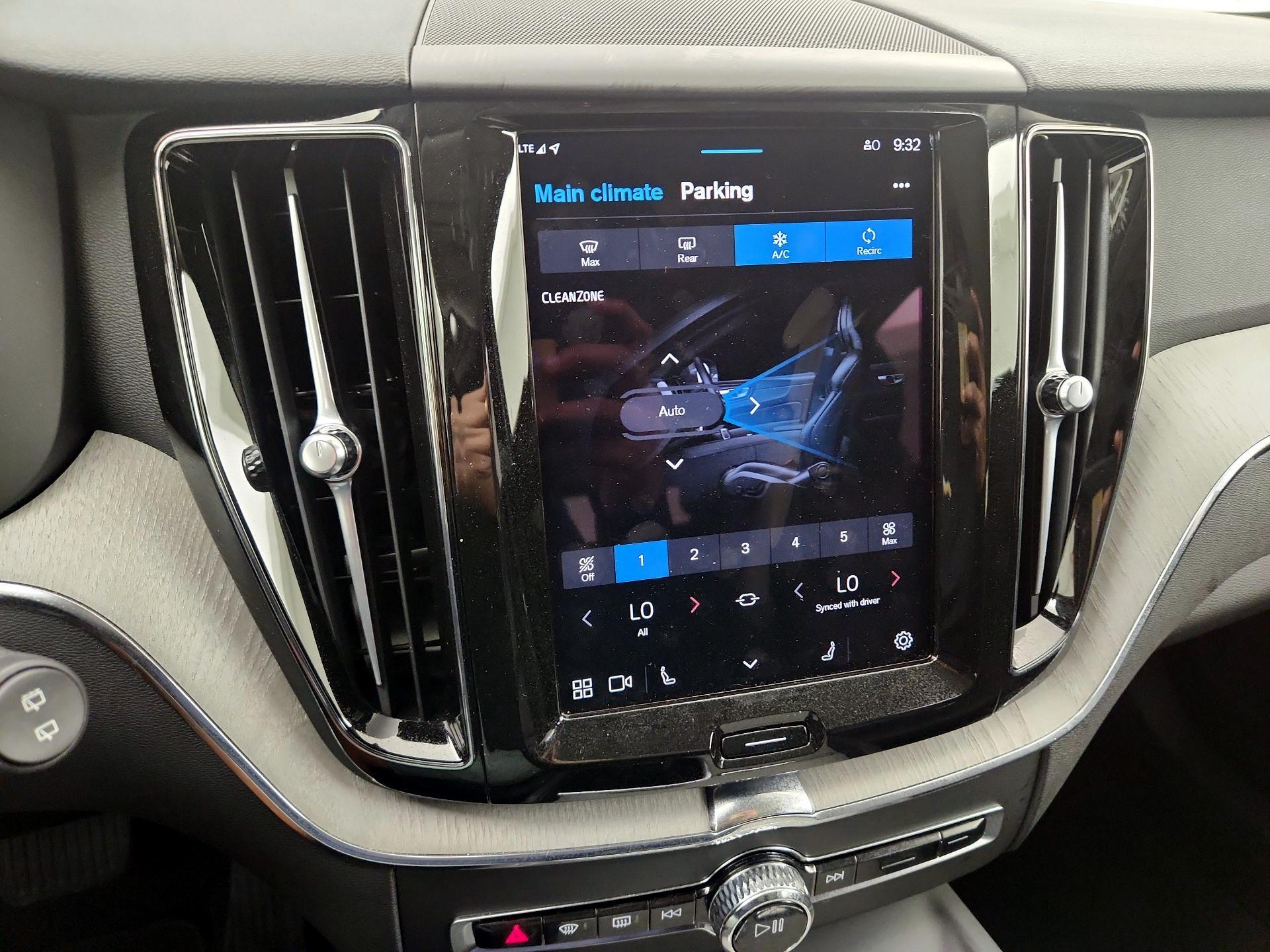 Thumbnail: 2025 Volvo XC60 - 17