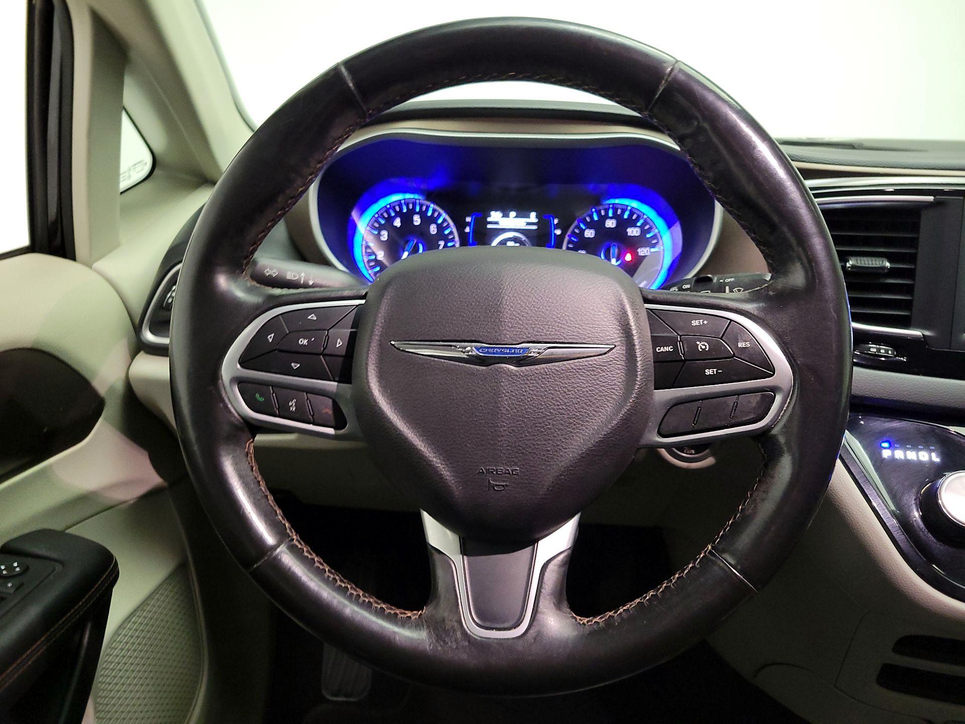 Thumbnail: 2019 Chrysler Pacifica - 10