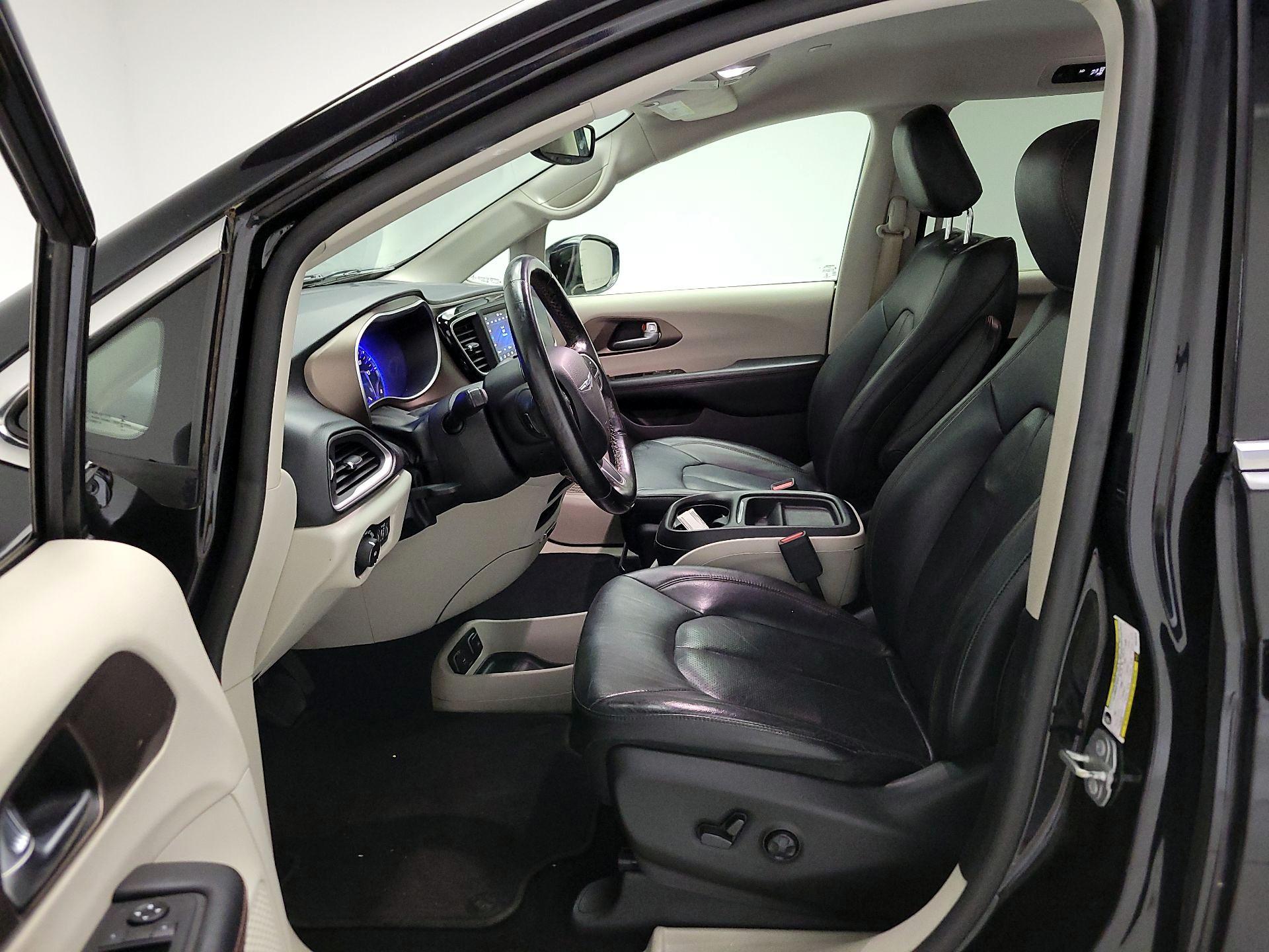 Thumbnail: 2019 Chrysler Pacifica - 11