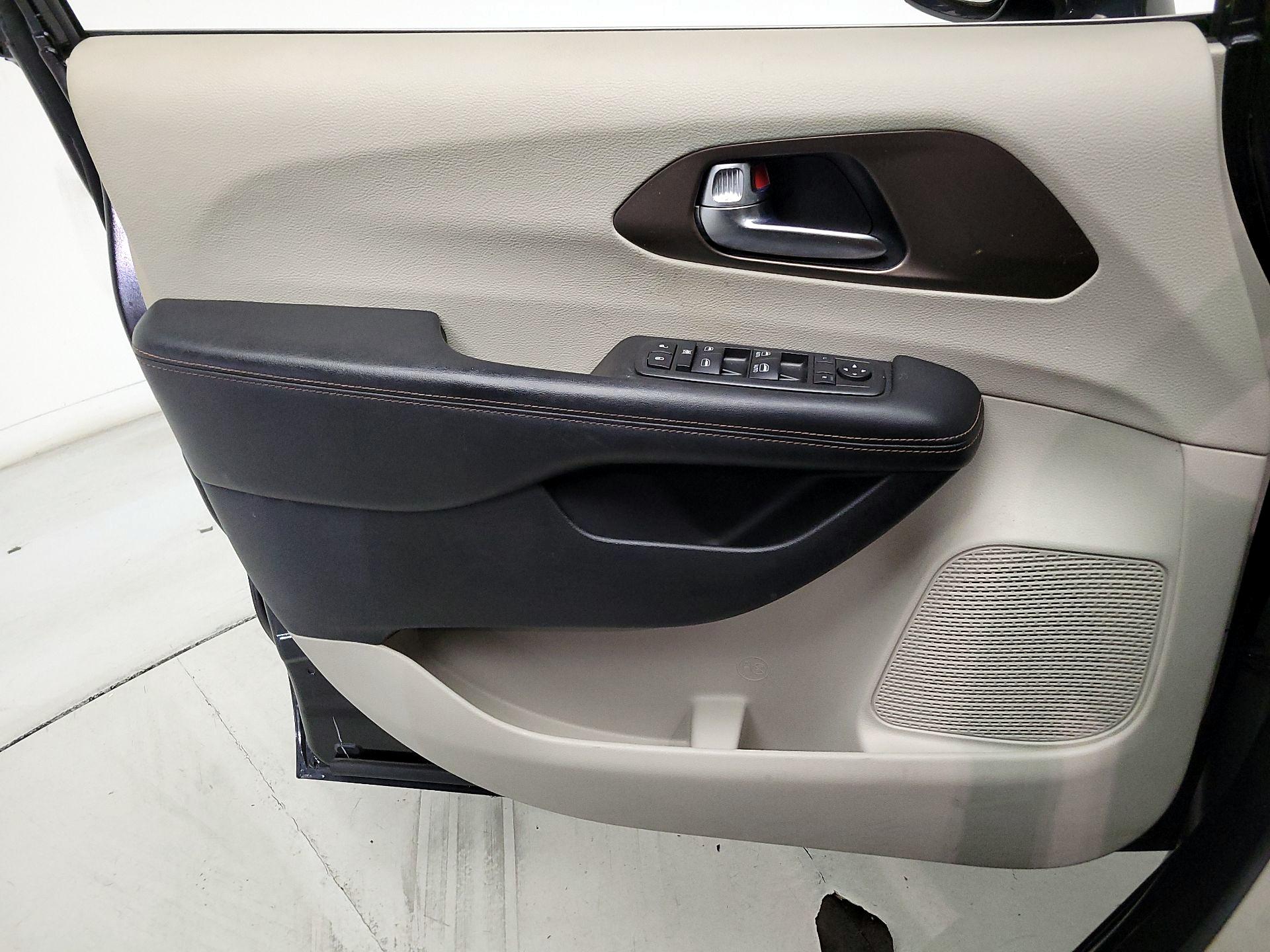 Thumbnail: 2019 Chrysler Pacifica - 12