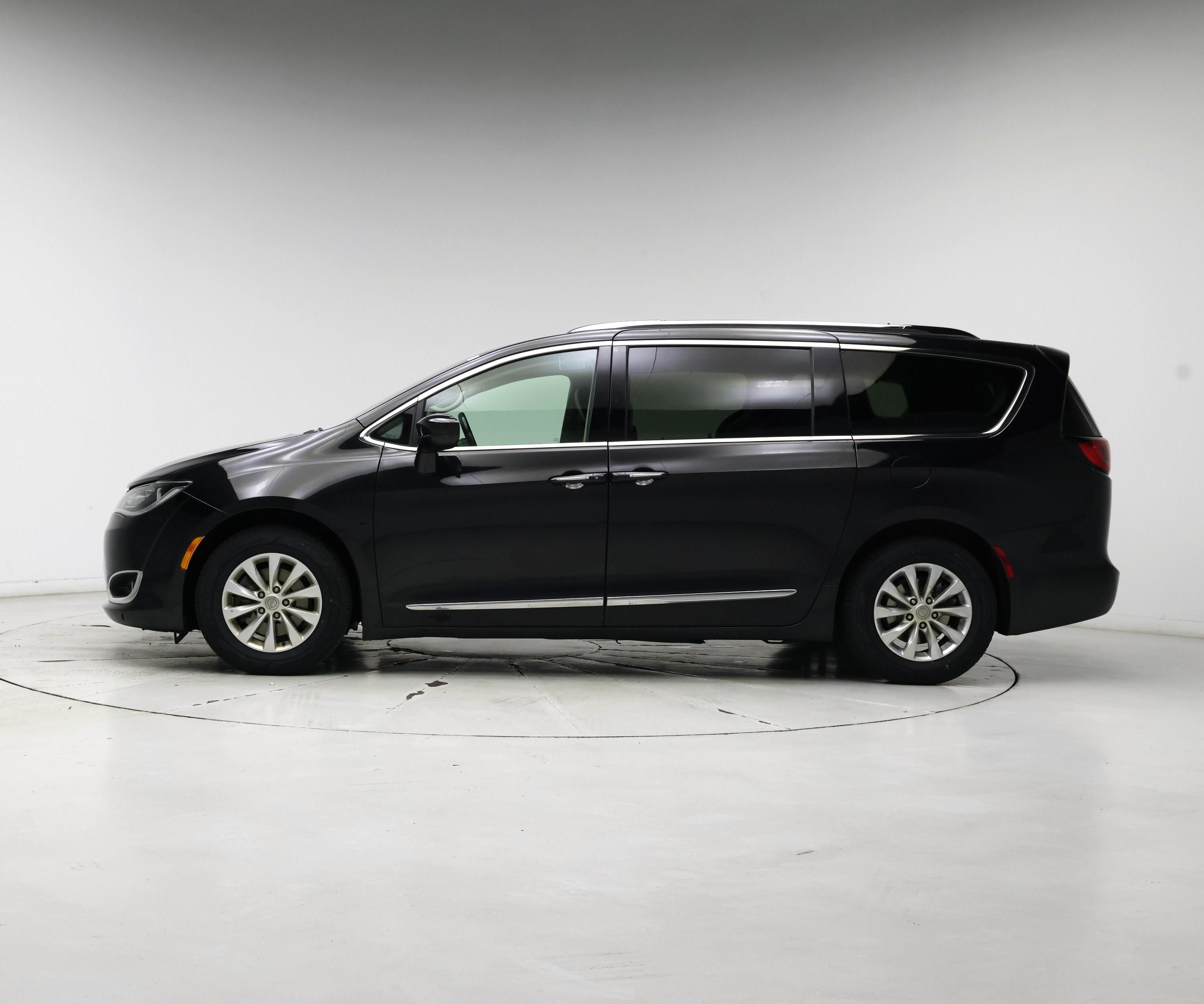 Thumbnail: 2019 Chrysler Pacifica - 3