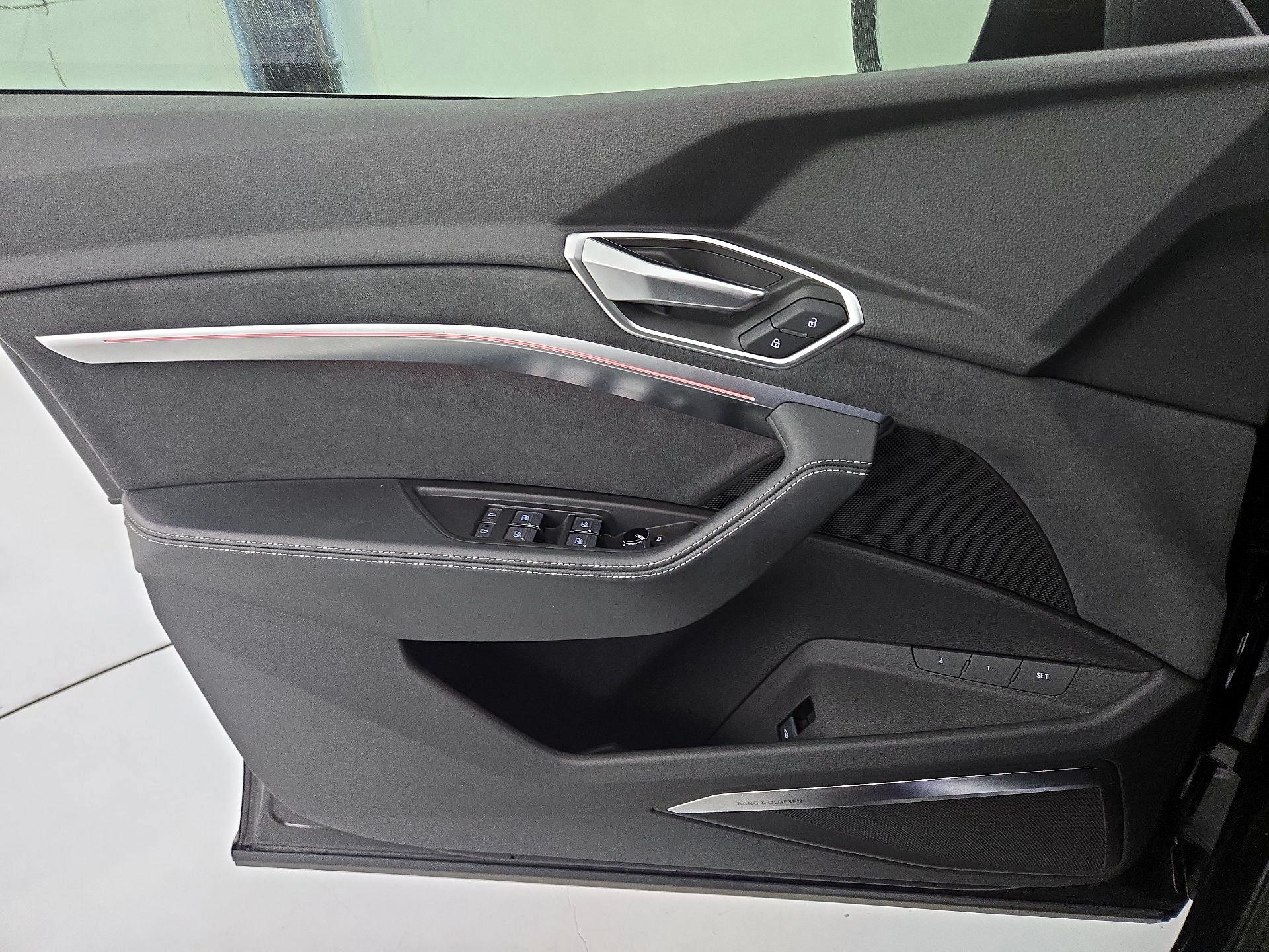 Thumbnail: 2022 Audi e-tron S - 12