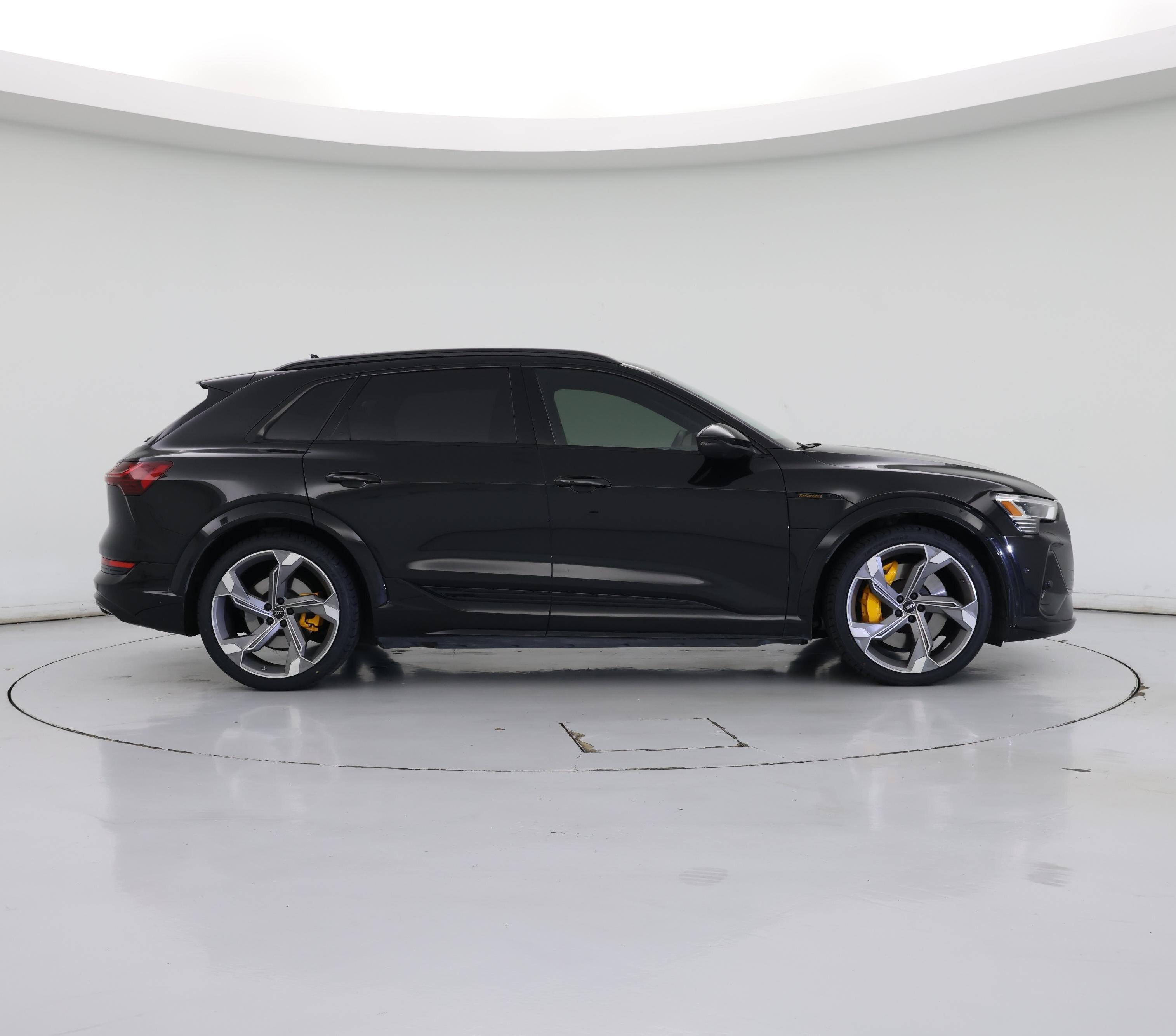 Thumbnail: 2022 Audi e-tron S - 7