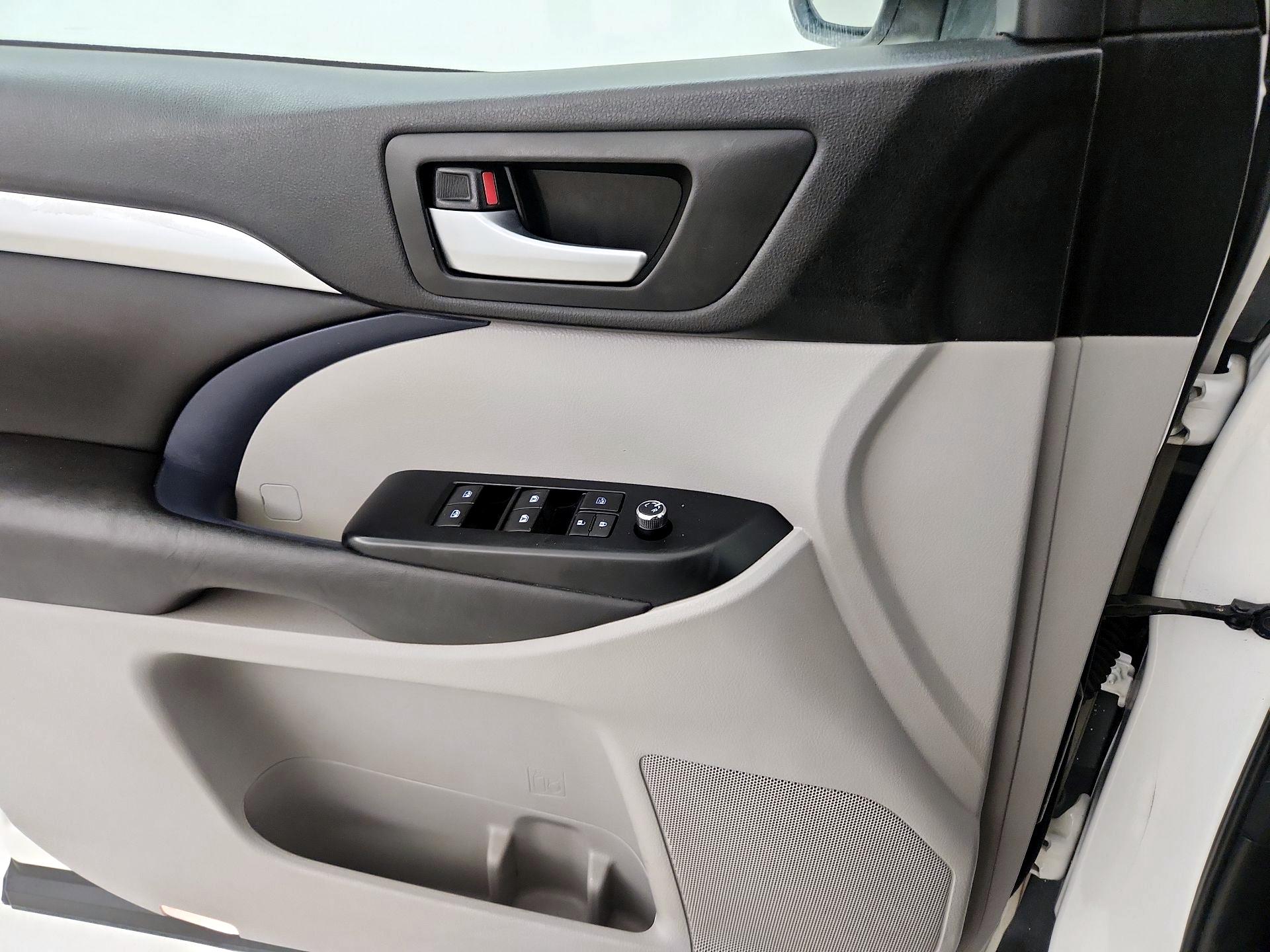 Thumbnail: 2016 Toyota Highlander - 12