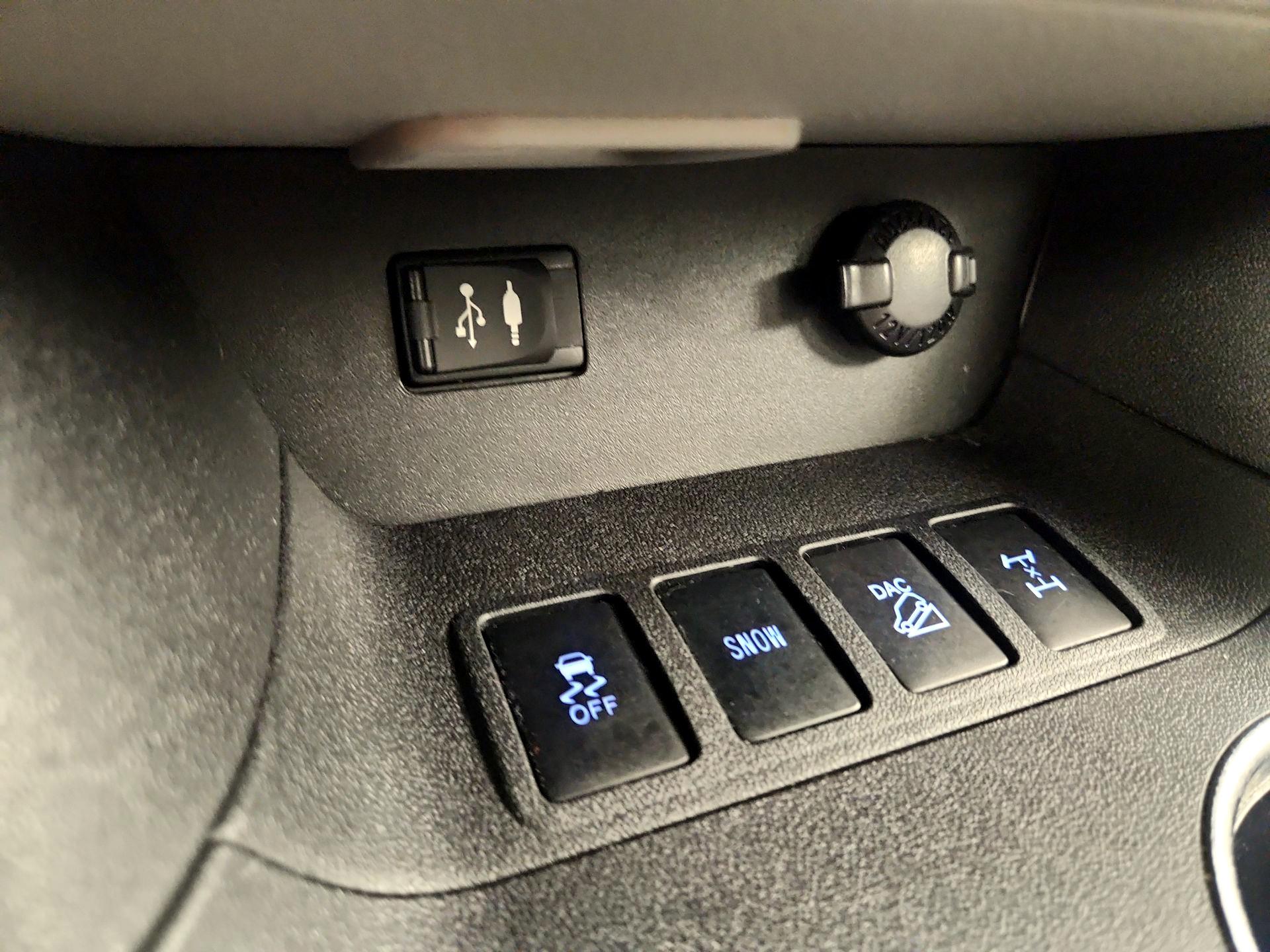 Thumbnail: 2016 Toyota Highlander - 19