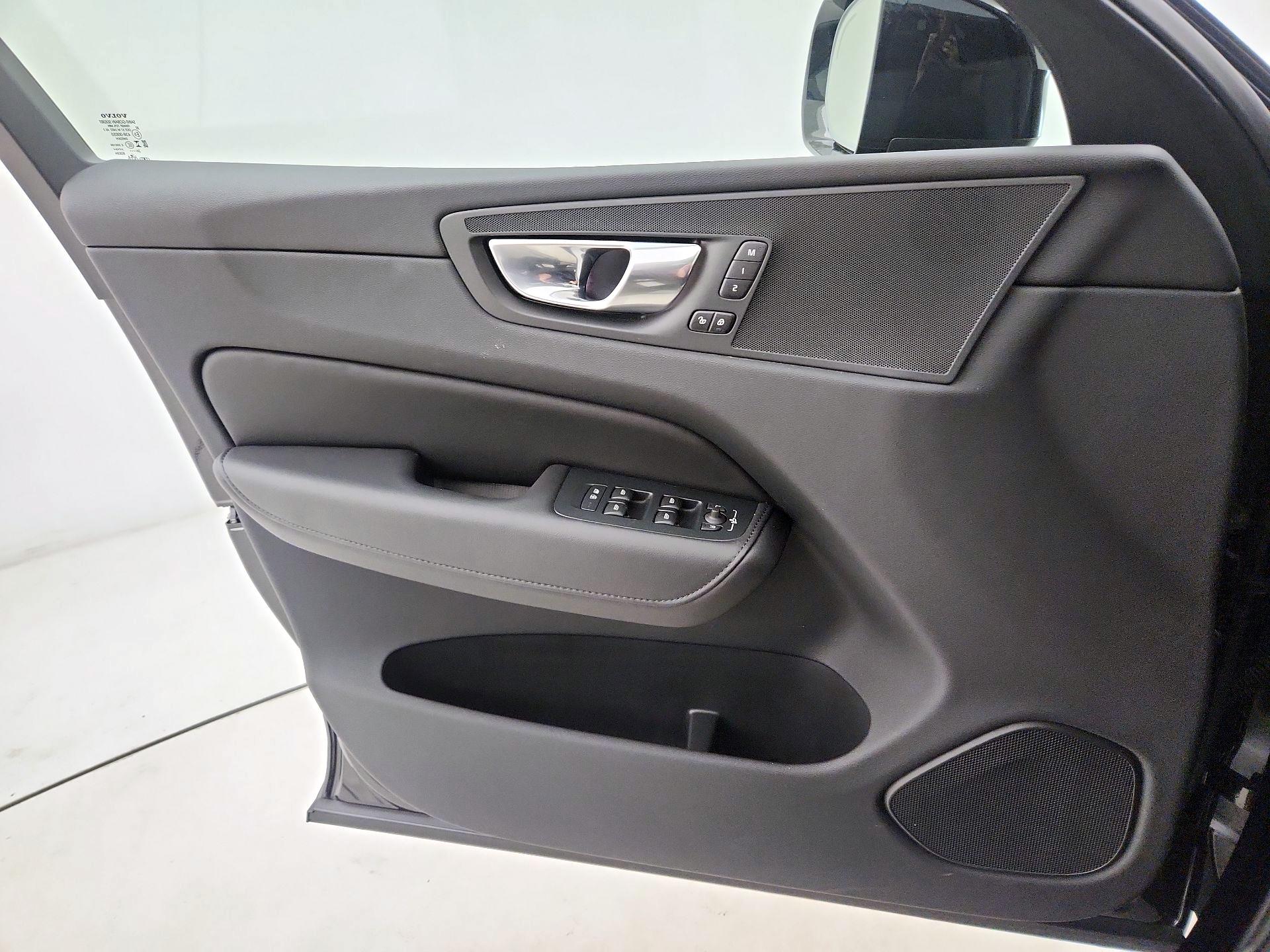 Thumbnail: 2025 Volvo XC60 - 12
