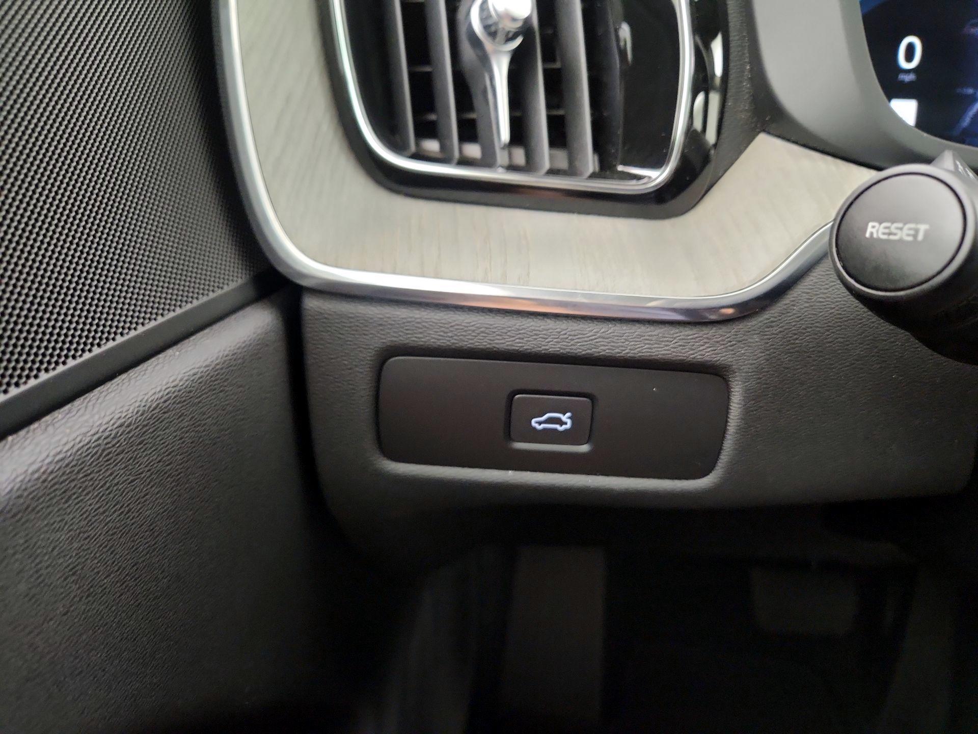Thumbnail: 2025 Volvo XC60 - 13