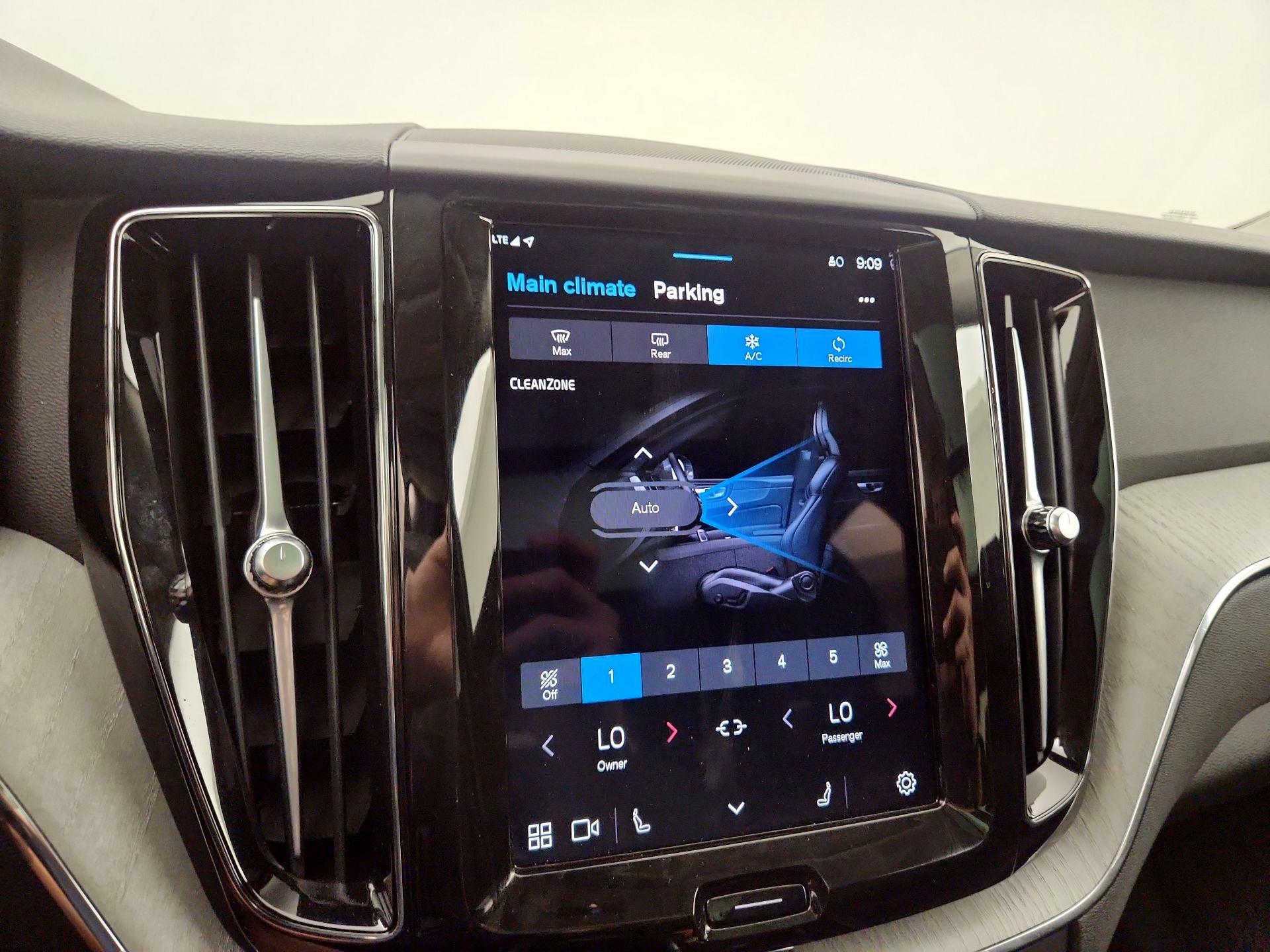 Thumbnail: 2025 Volvo XC60 - 17