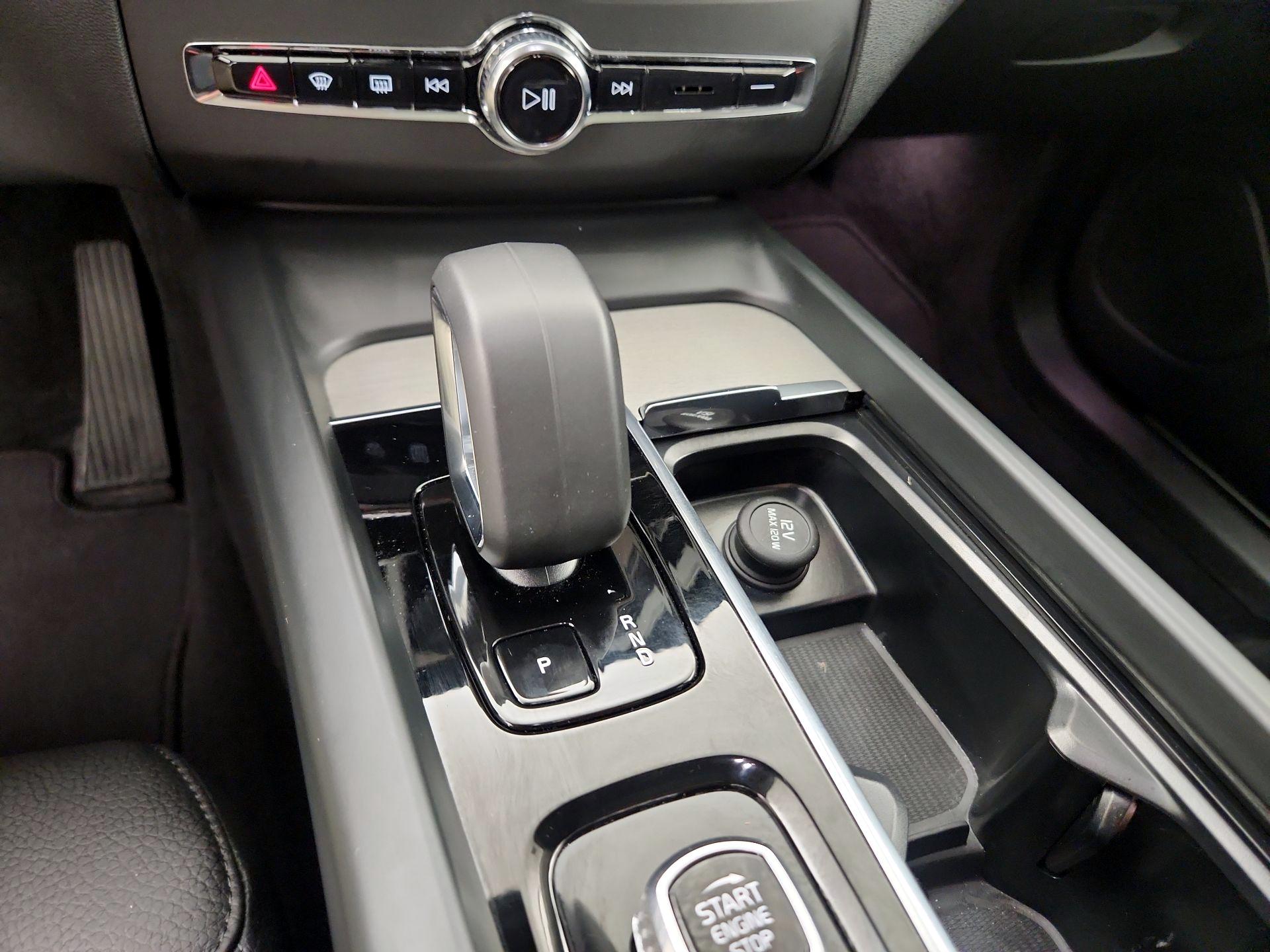 Thumbnail: 2025 Volvo XC60 - 17
