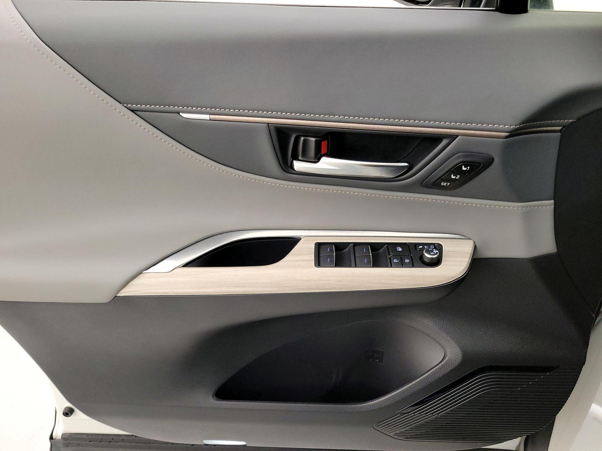 Thumbnail: 2021 Toyota Venza - 12