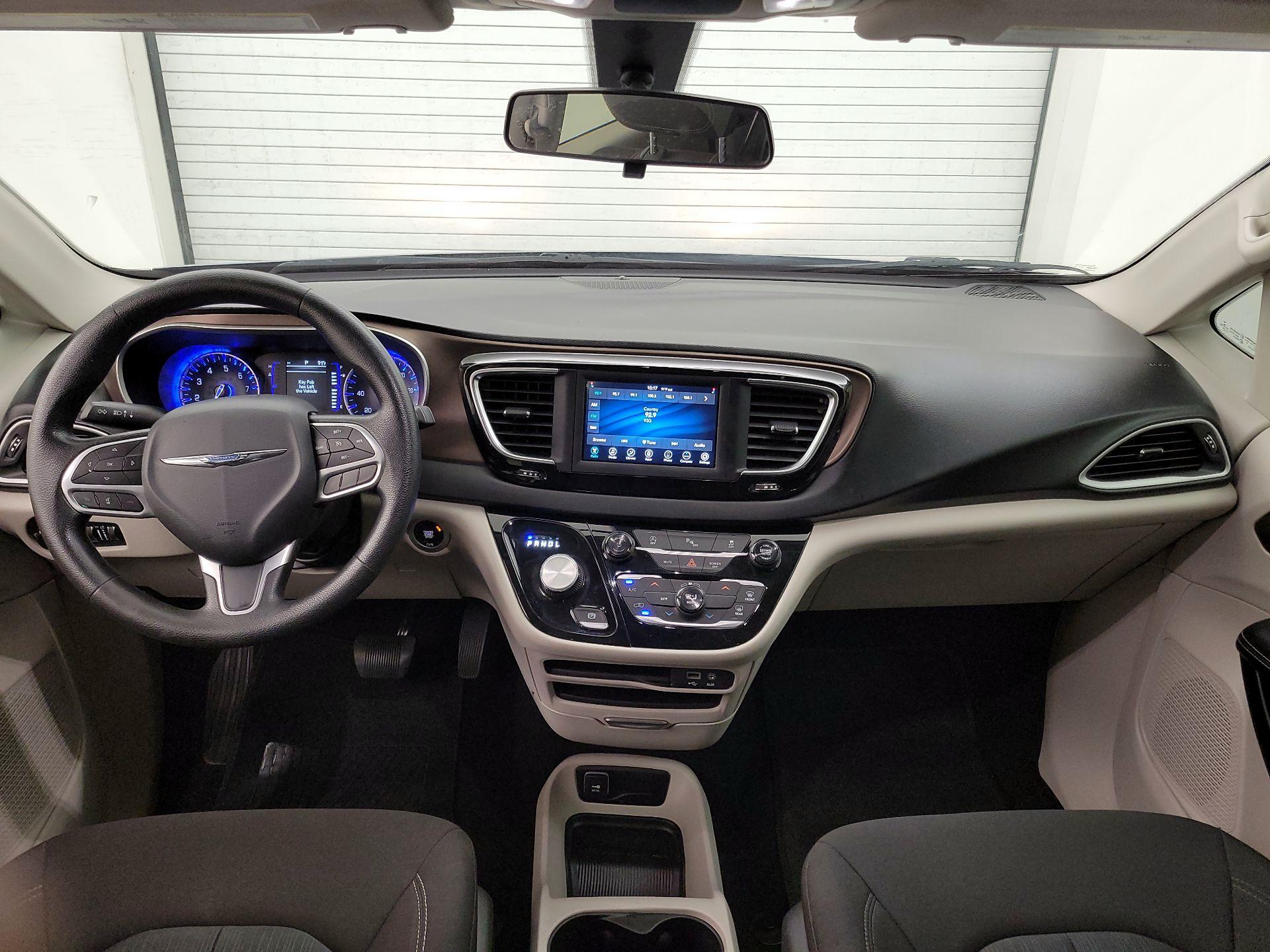 Thumbnail: 2020 Chrysler Voyager - 9