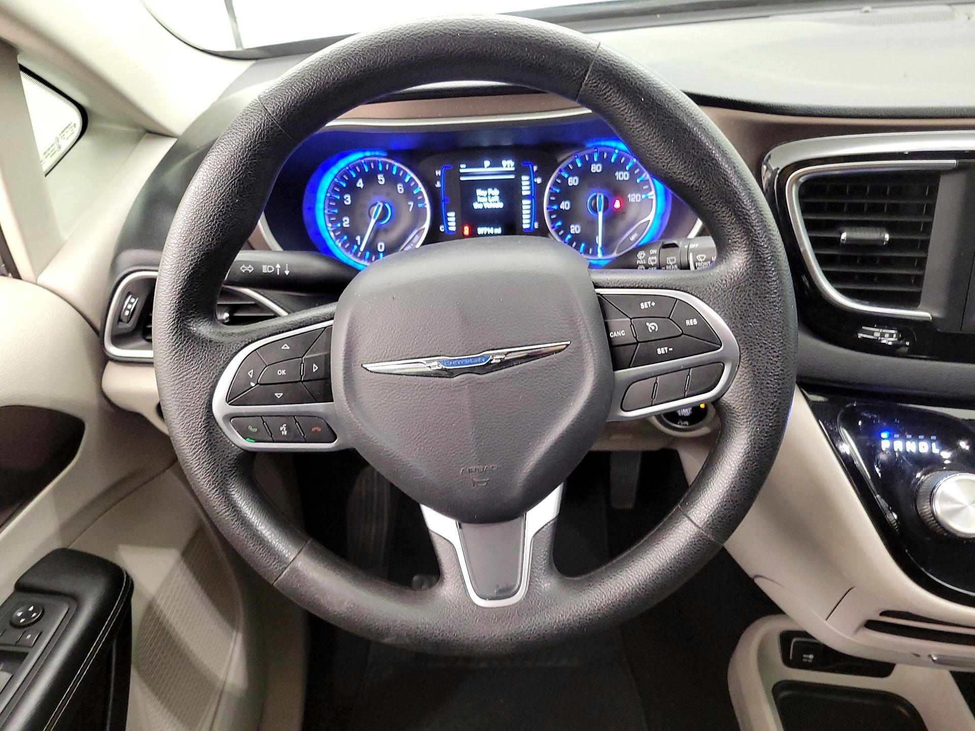 Thumbnail: 2020 Chrysler Voyager - 10