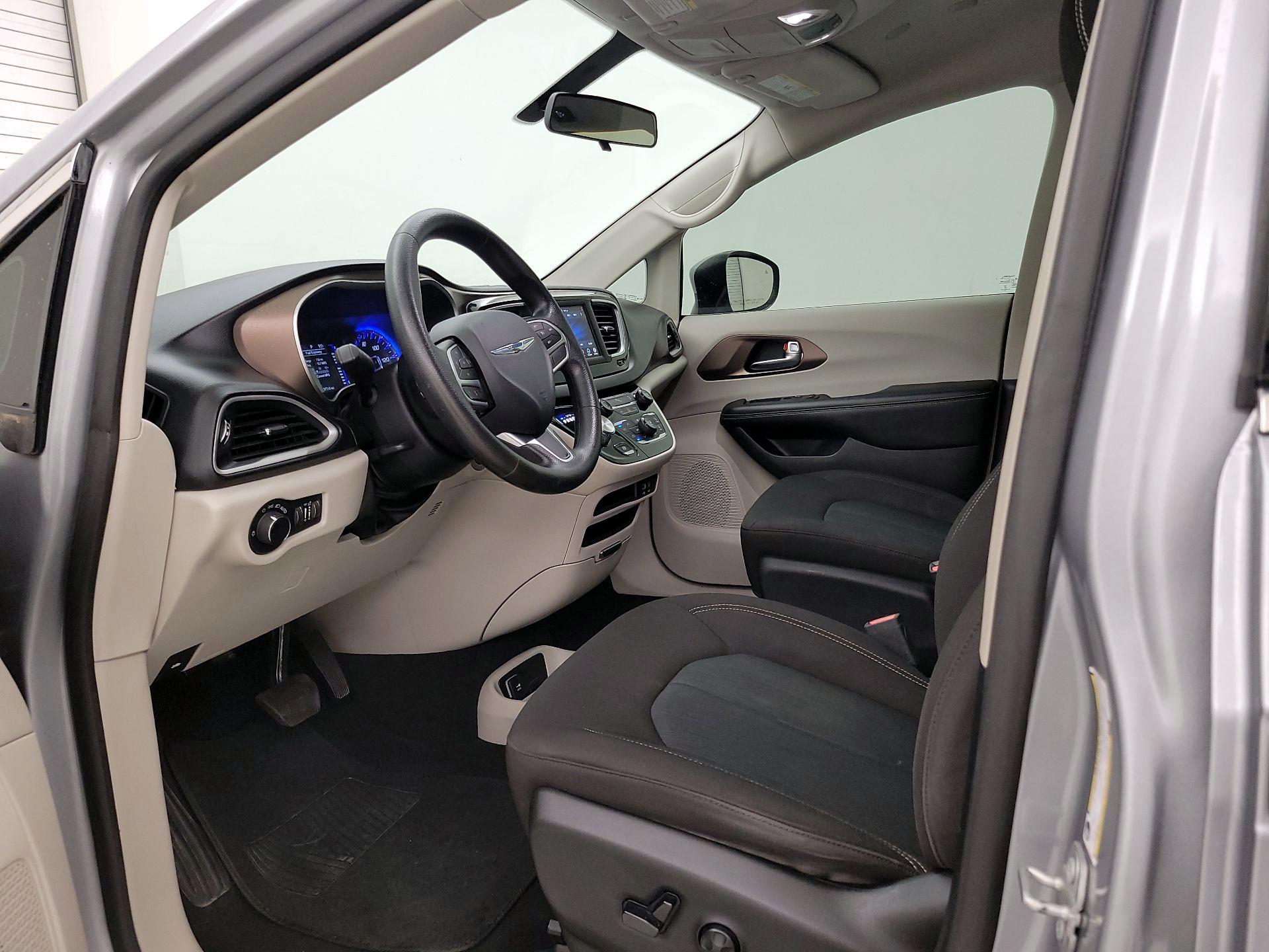 Thumbnail: 2020 Chrysler Voyager - 11
