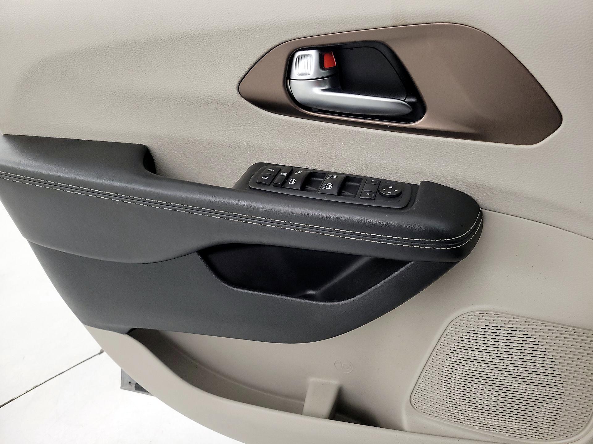 Thumbnail: 2020 Chrysler Voyager - 12