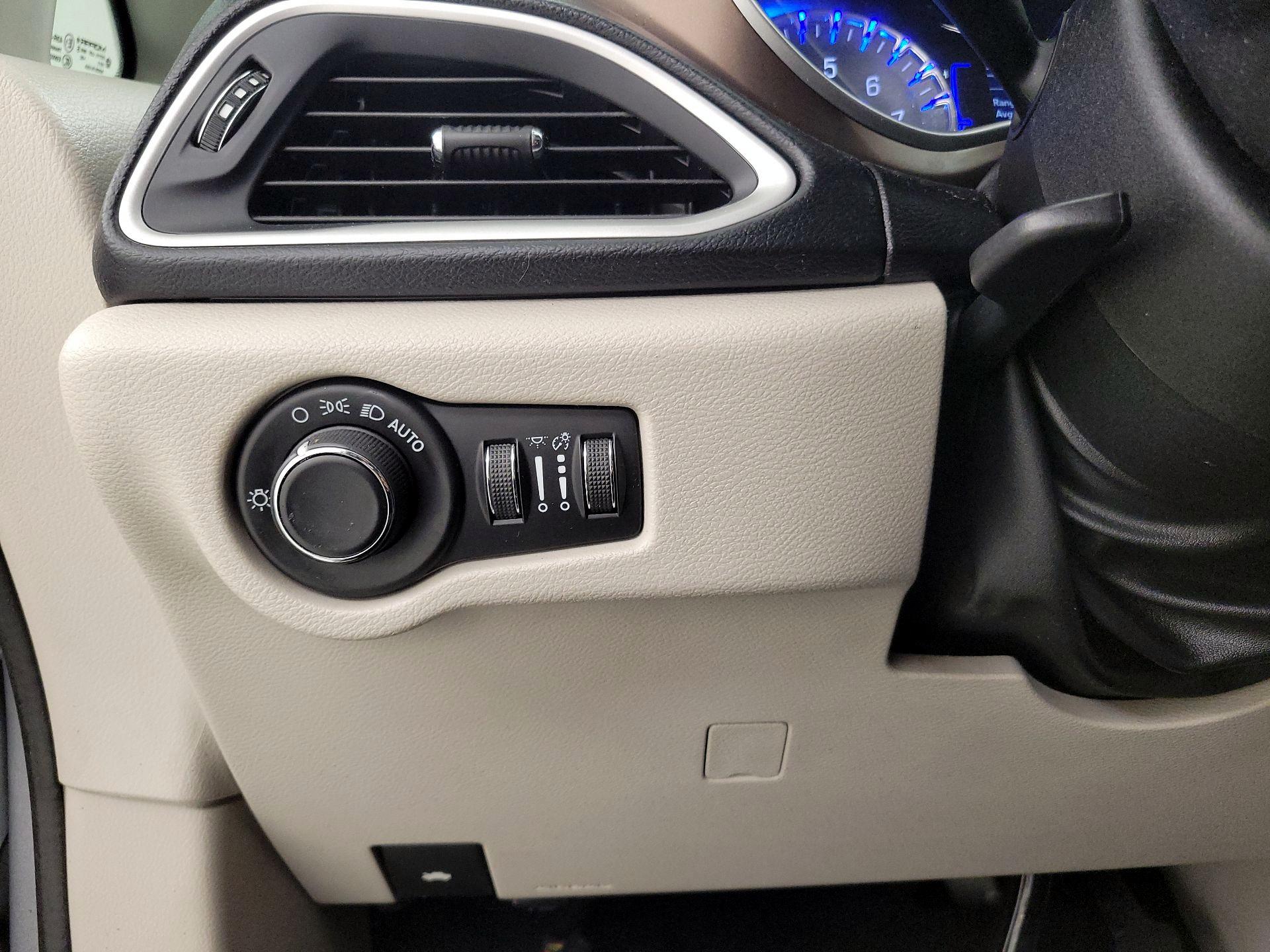 Thumbnail: 2020 Chrysler Voyager - 13