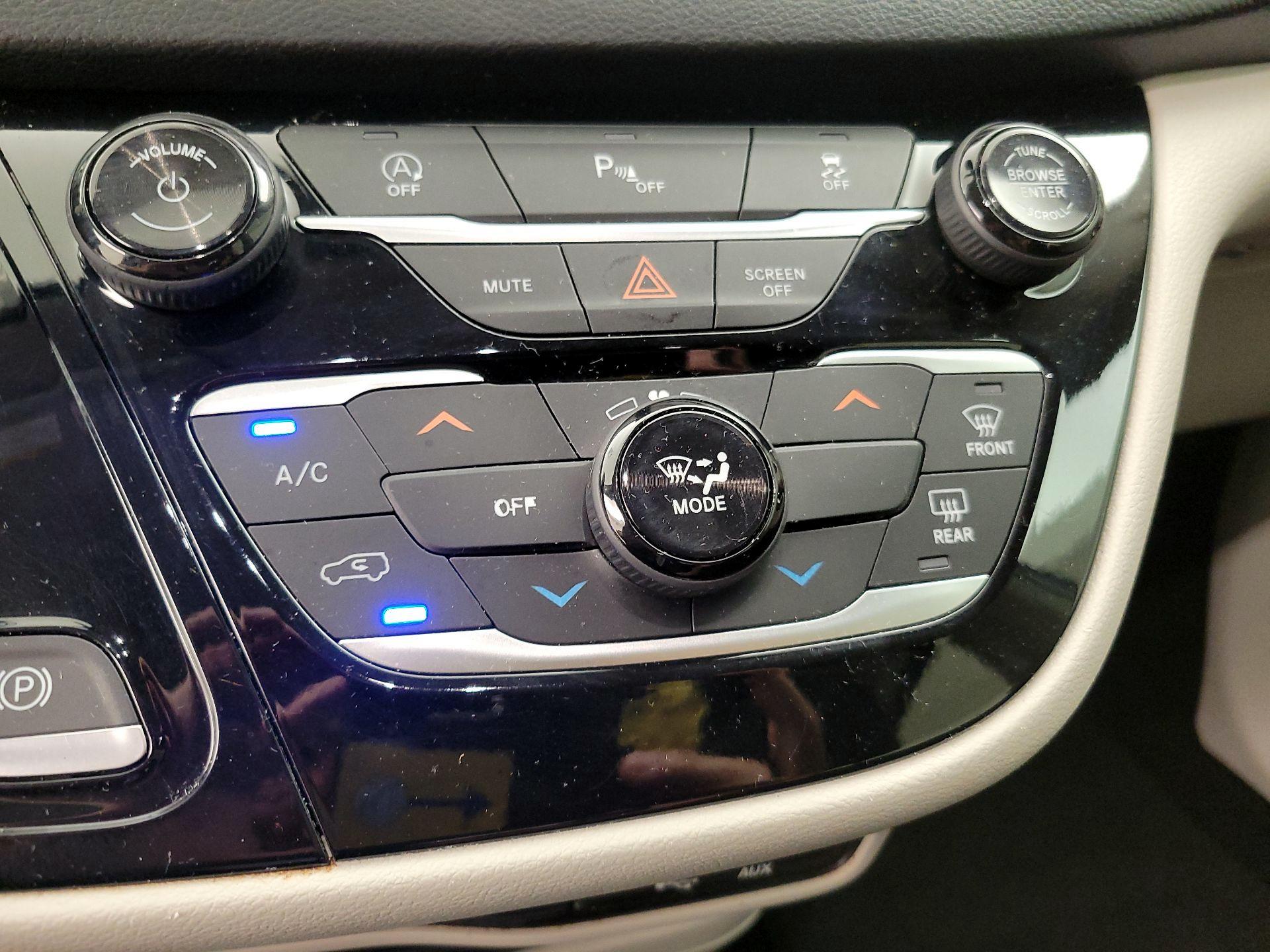 Thumbnail: 2020 Chrysler Voyager - 16