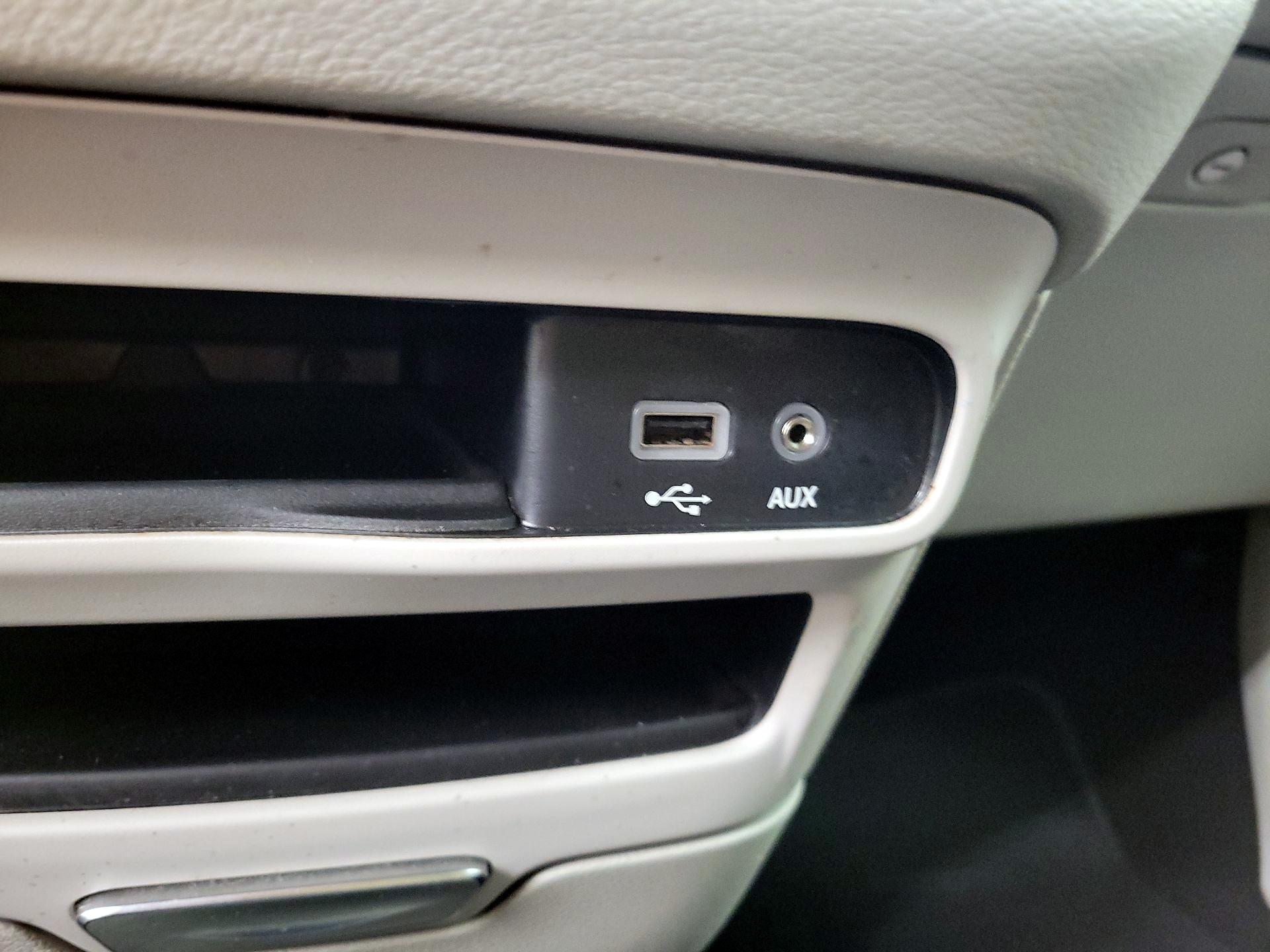 Thumbnail: 2020 Chrysler Voyager - 18