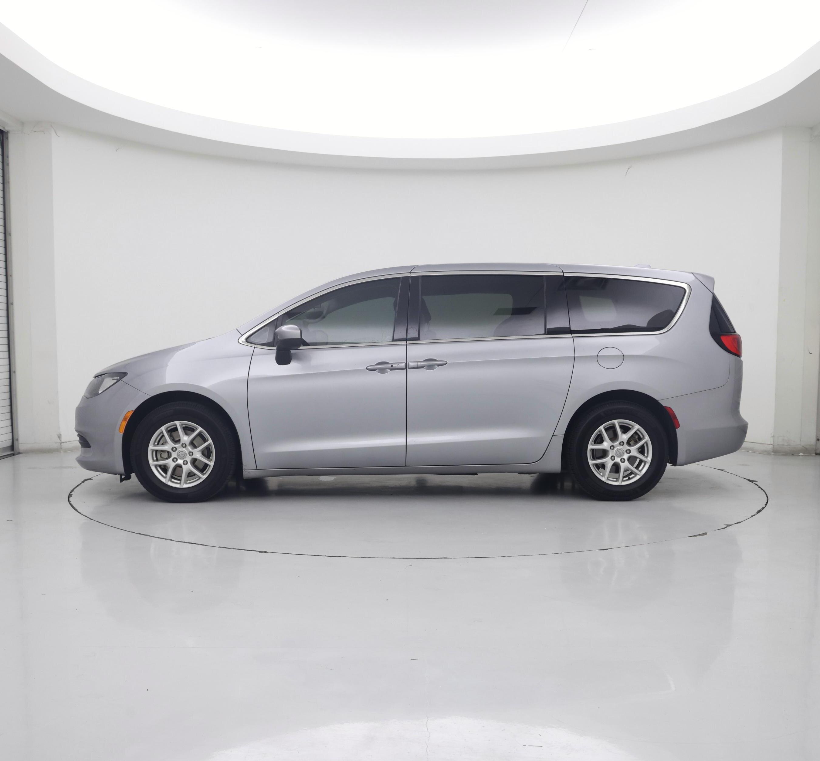 Thumbnail: 2020 Chrysler Voyager - 3