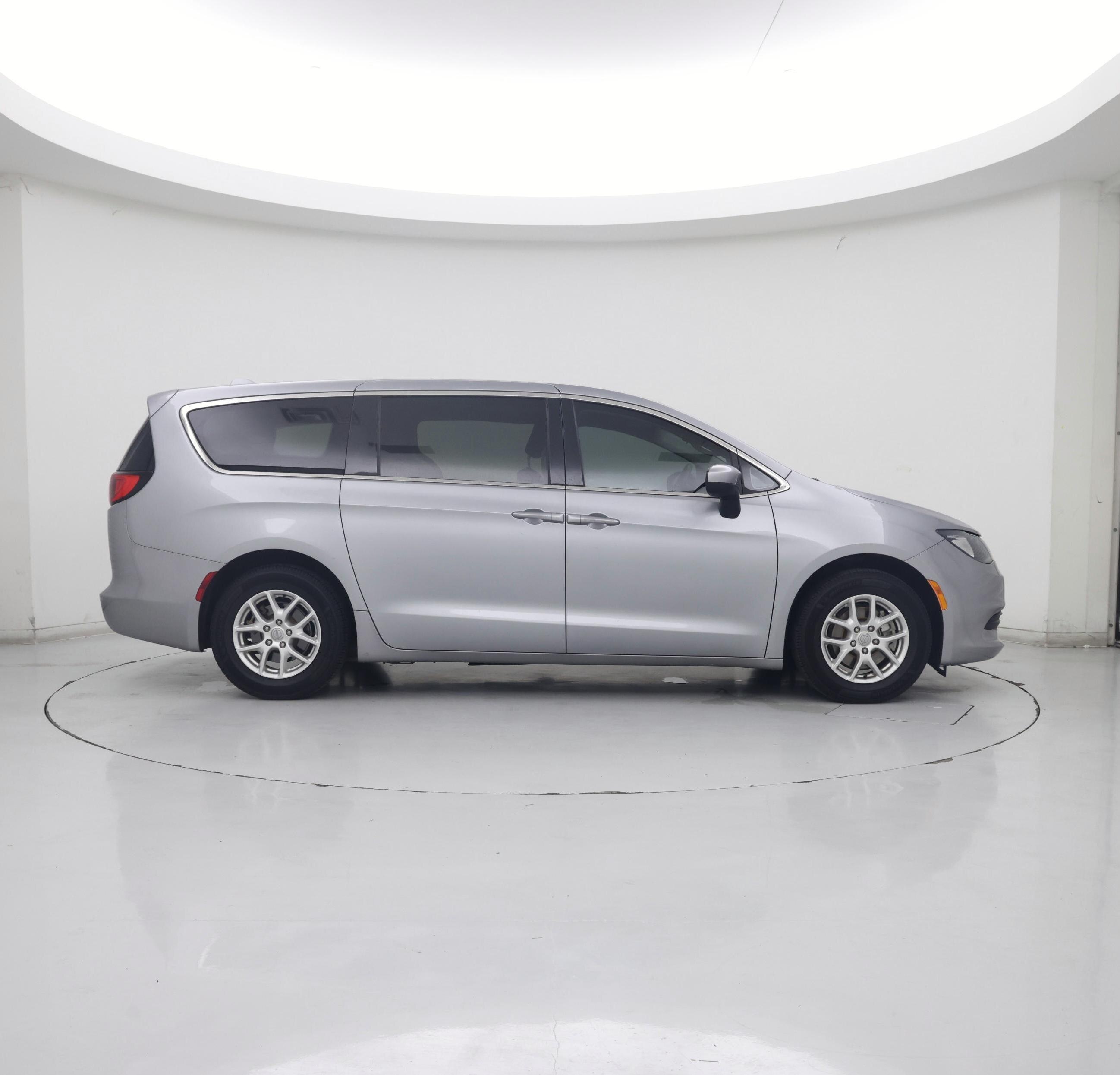 Thumbnail: 2020 Chrysler Voyager - 7