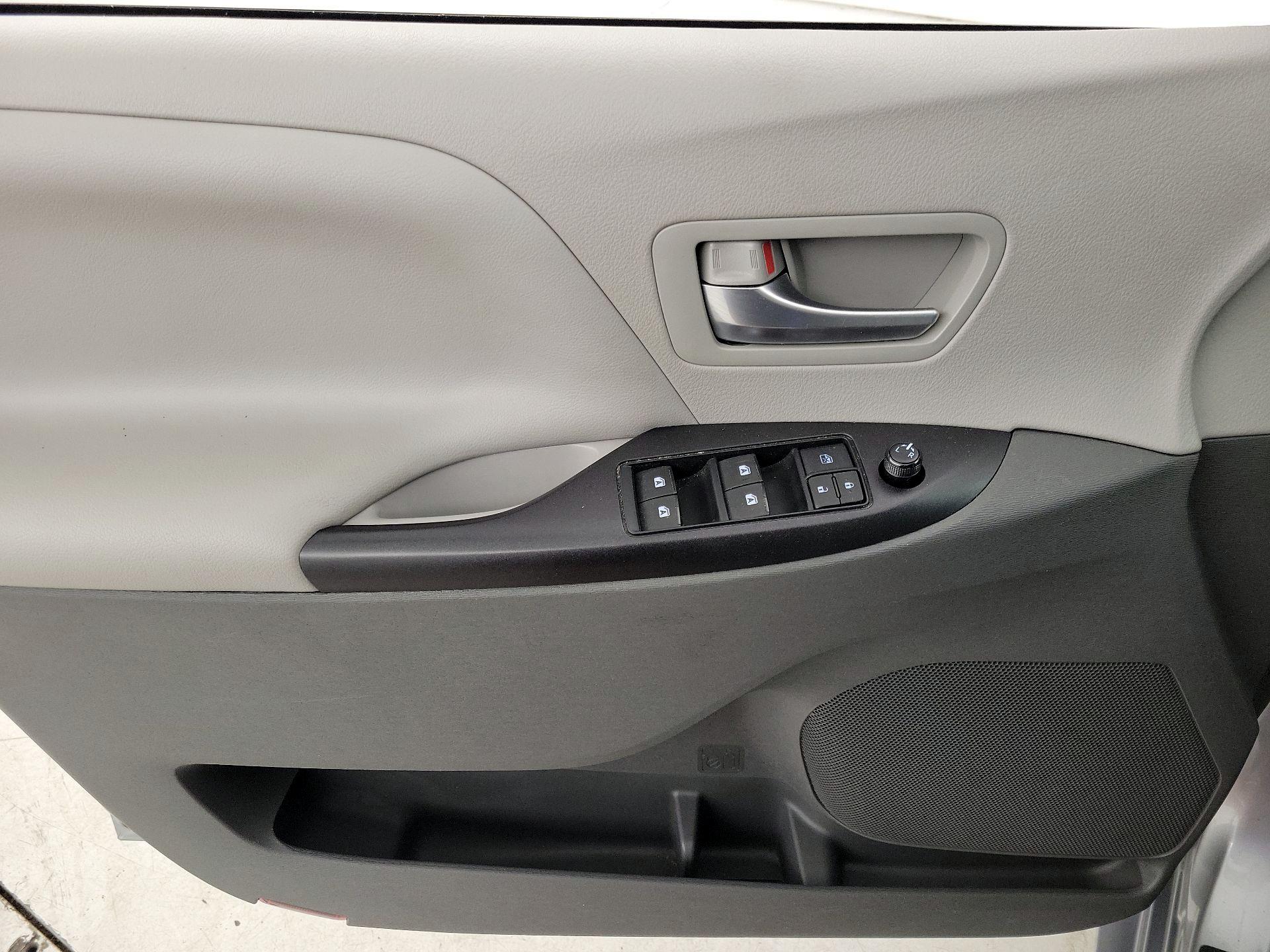 Thumbnail: 2016 Toyota Sienna - 12