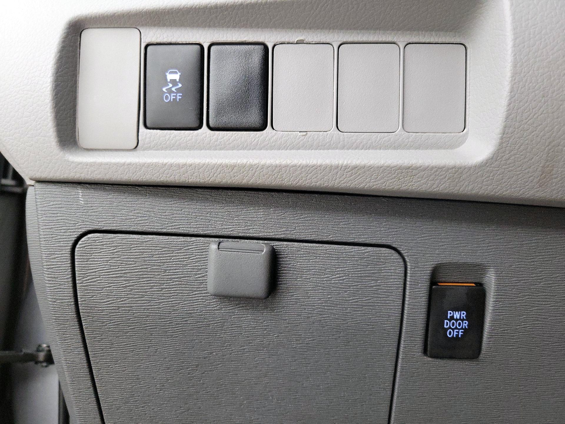 Thumbnail: 2016 Toyota Sienna - 13