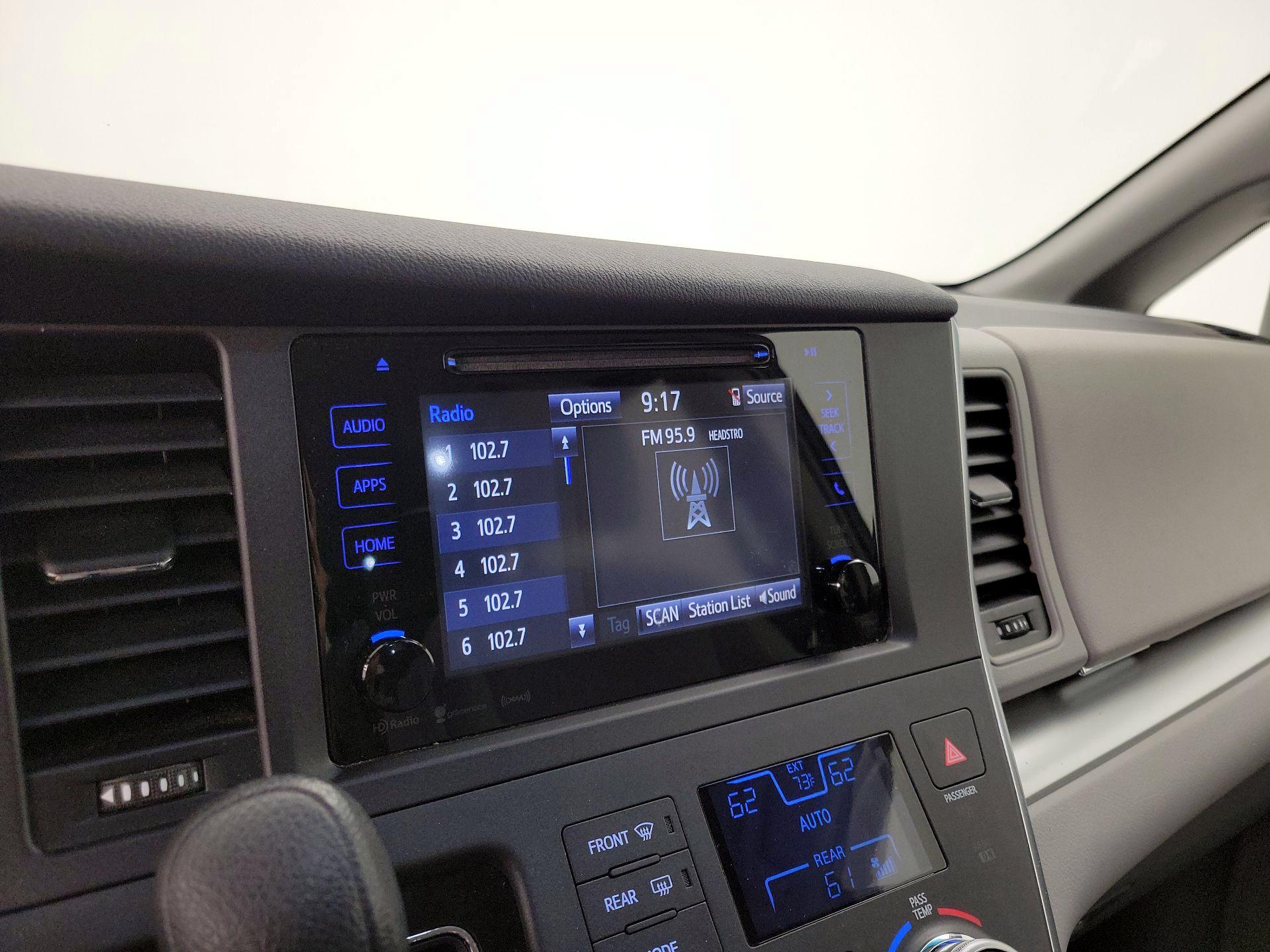 Thumbnail: 2016 Toyota Sienna - 15