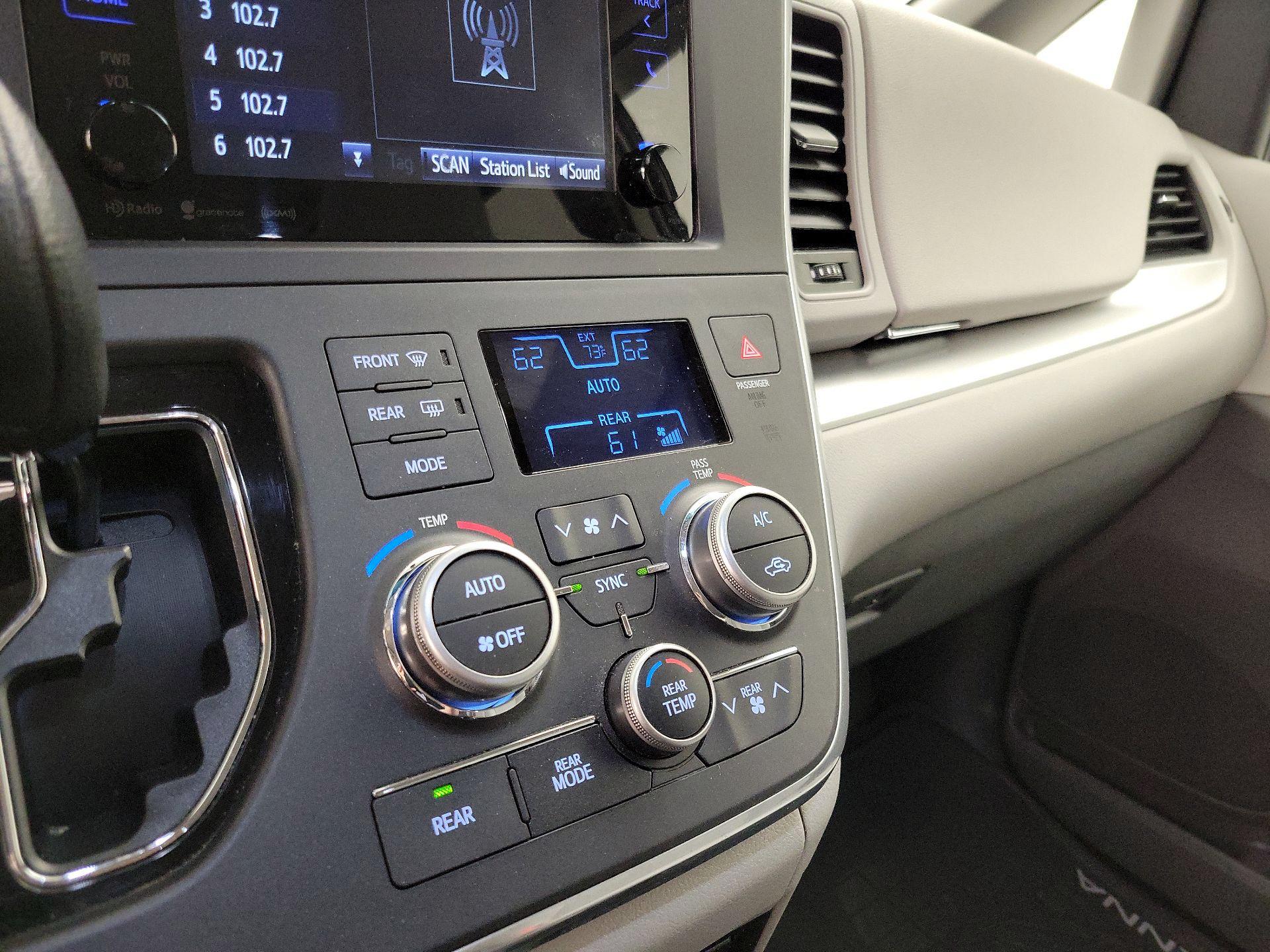 Thumbnail: 2016 Toyota Sienna - 16